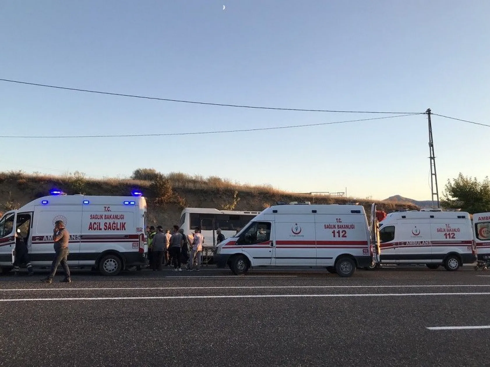 Midibüs su tahliye kanalına düştü