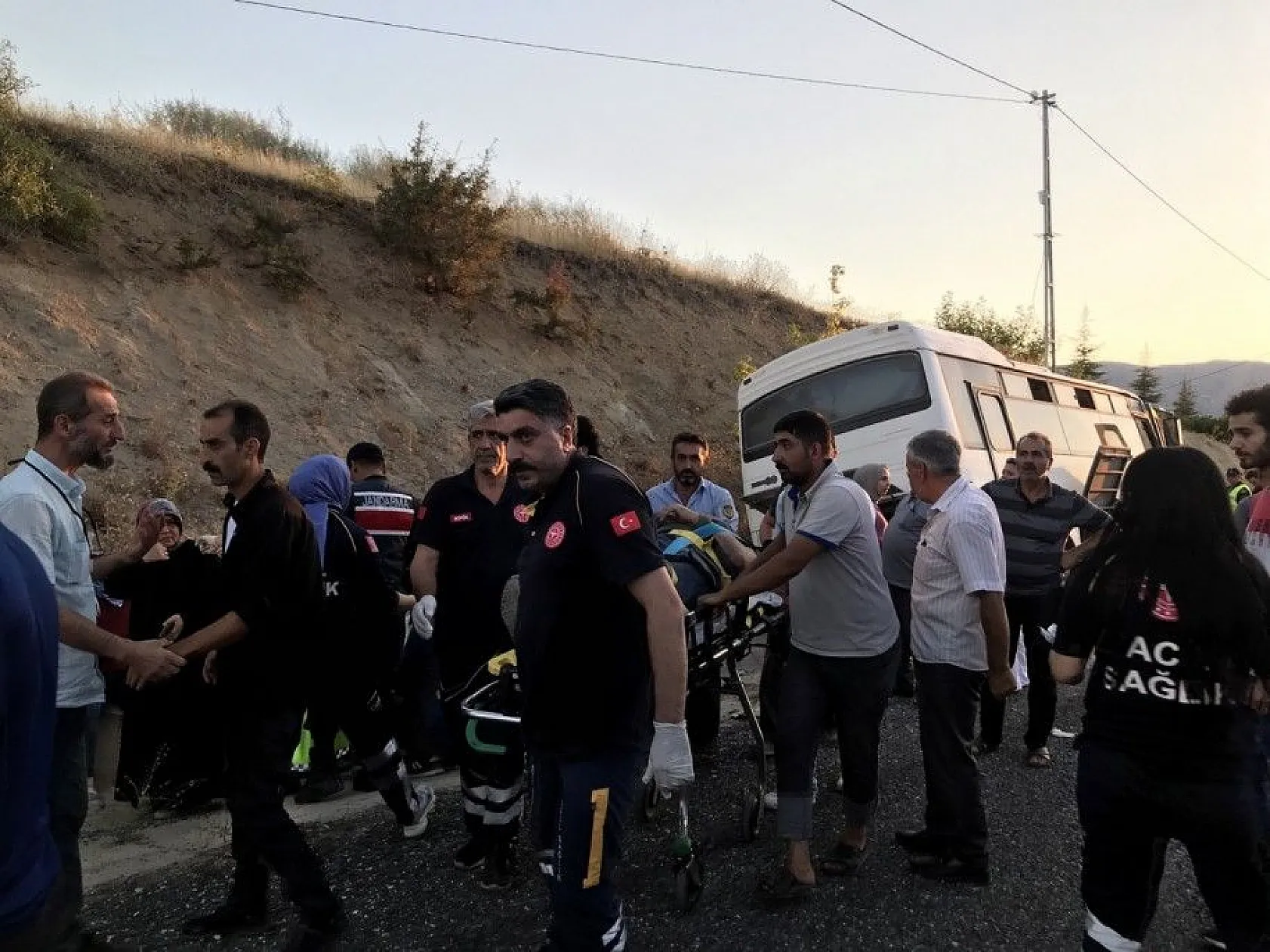 Midibüs su tahliye kanalına düştü