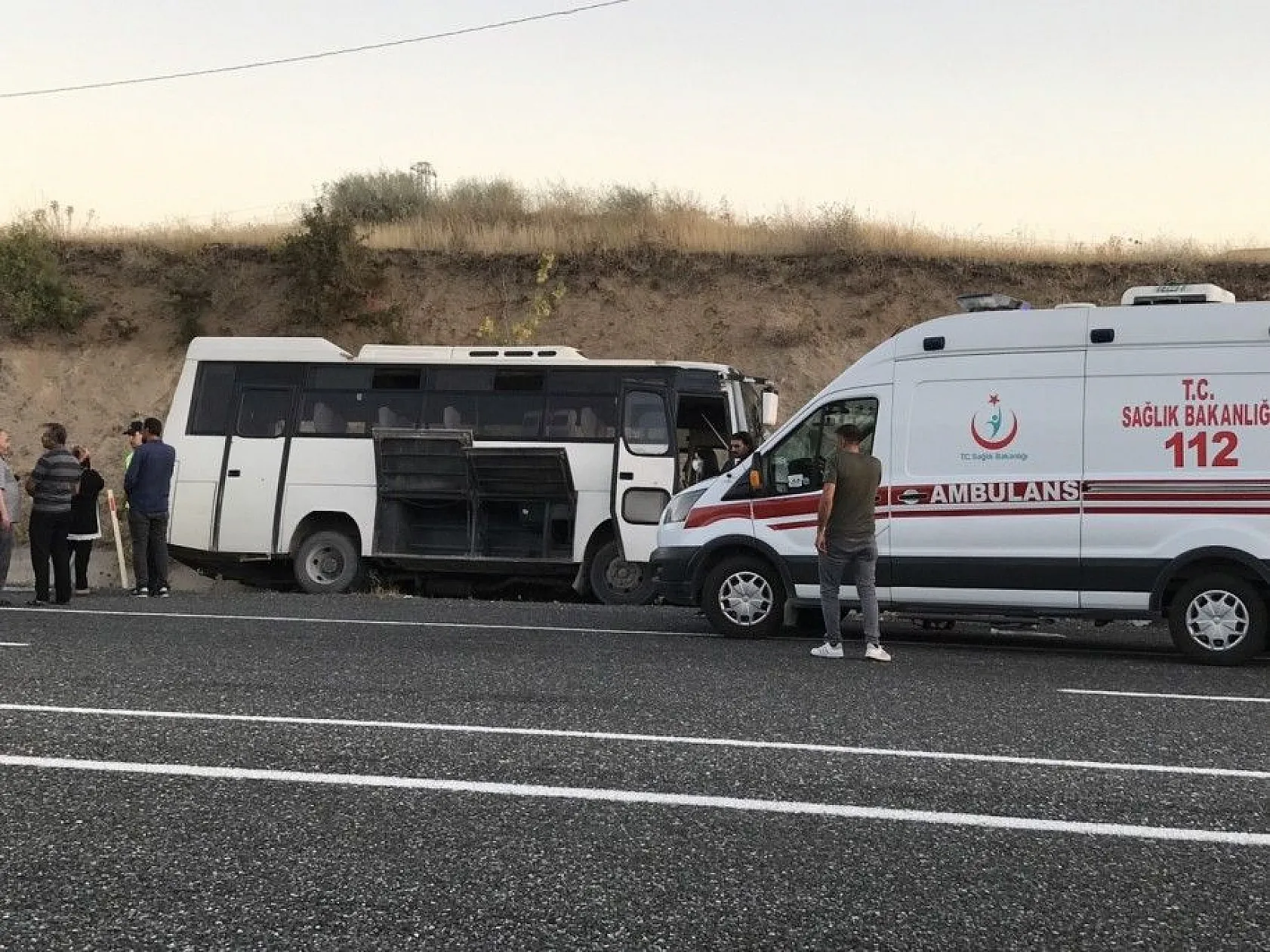 Midibüs su tahliye kanalına düştü