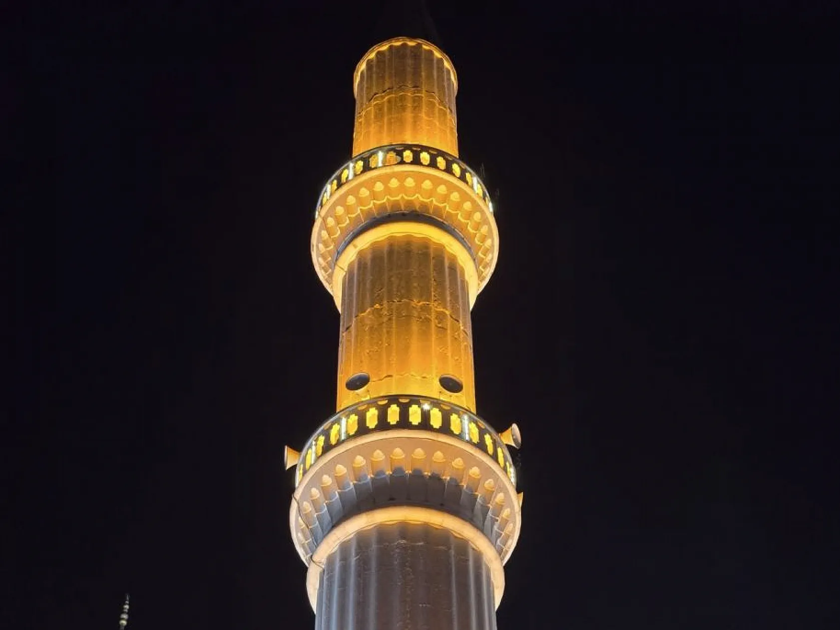 İzzetpaşa Camii, Ramazan gecelerini ihtişamla aydınlatıyor