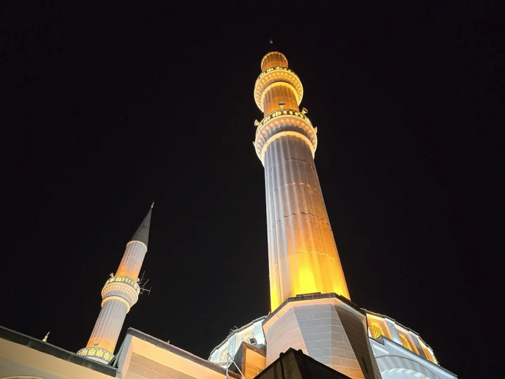 İzzetpaşa Camii, Ramazan gecelerini ihtişamla aydınlatıyor
