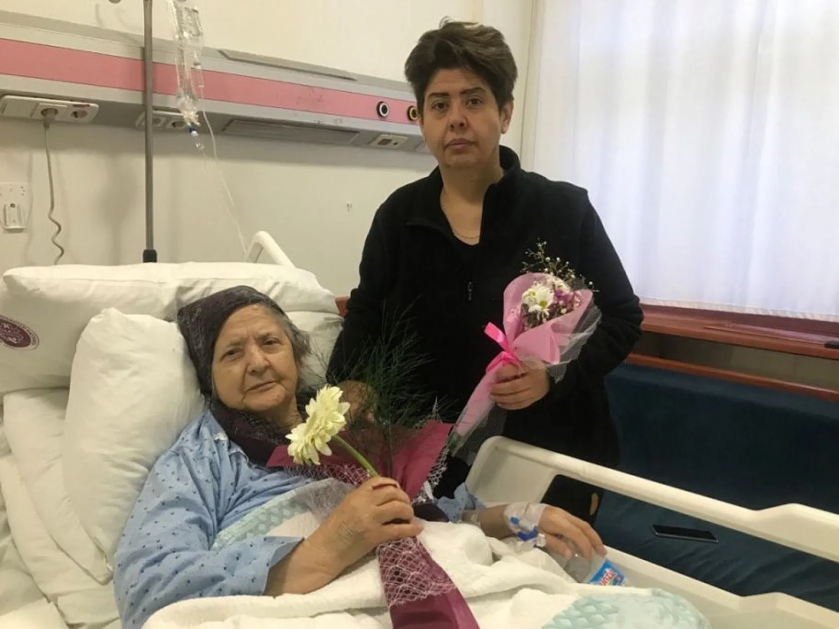 Çiçekler bu kez sevgililere değil, depremzedelere