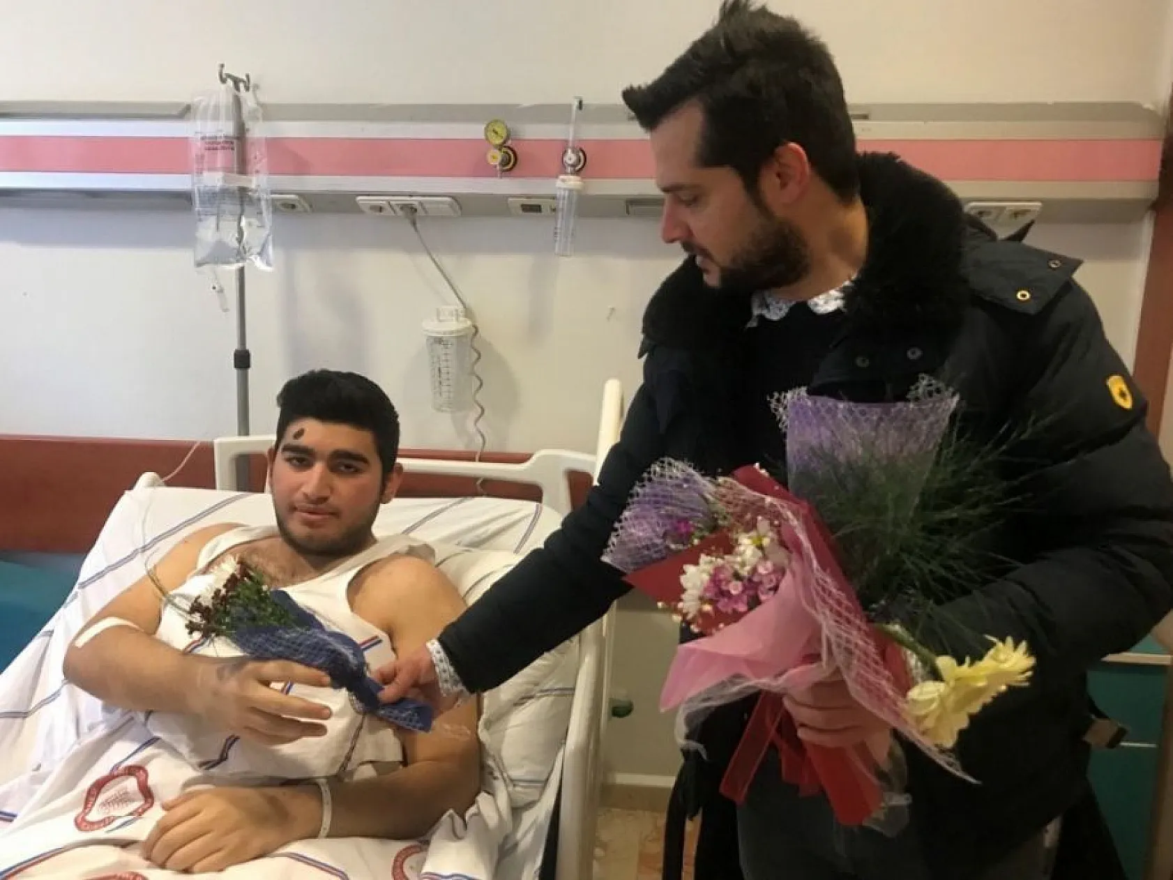 Çiçekler bu kez sevgililere değil, depremzedelere