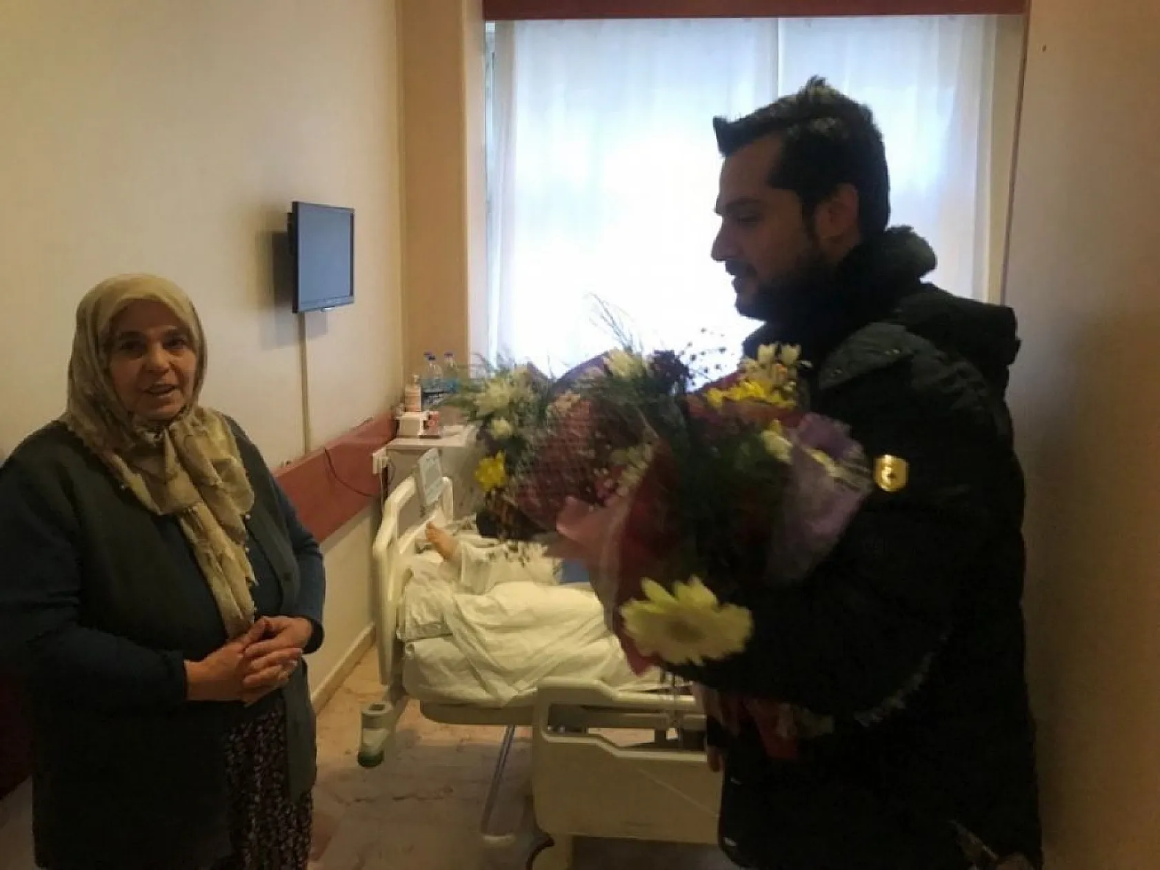 Çiçekler bu kez sevgililere değil, depremzedelere