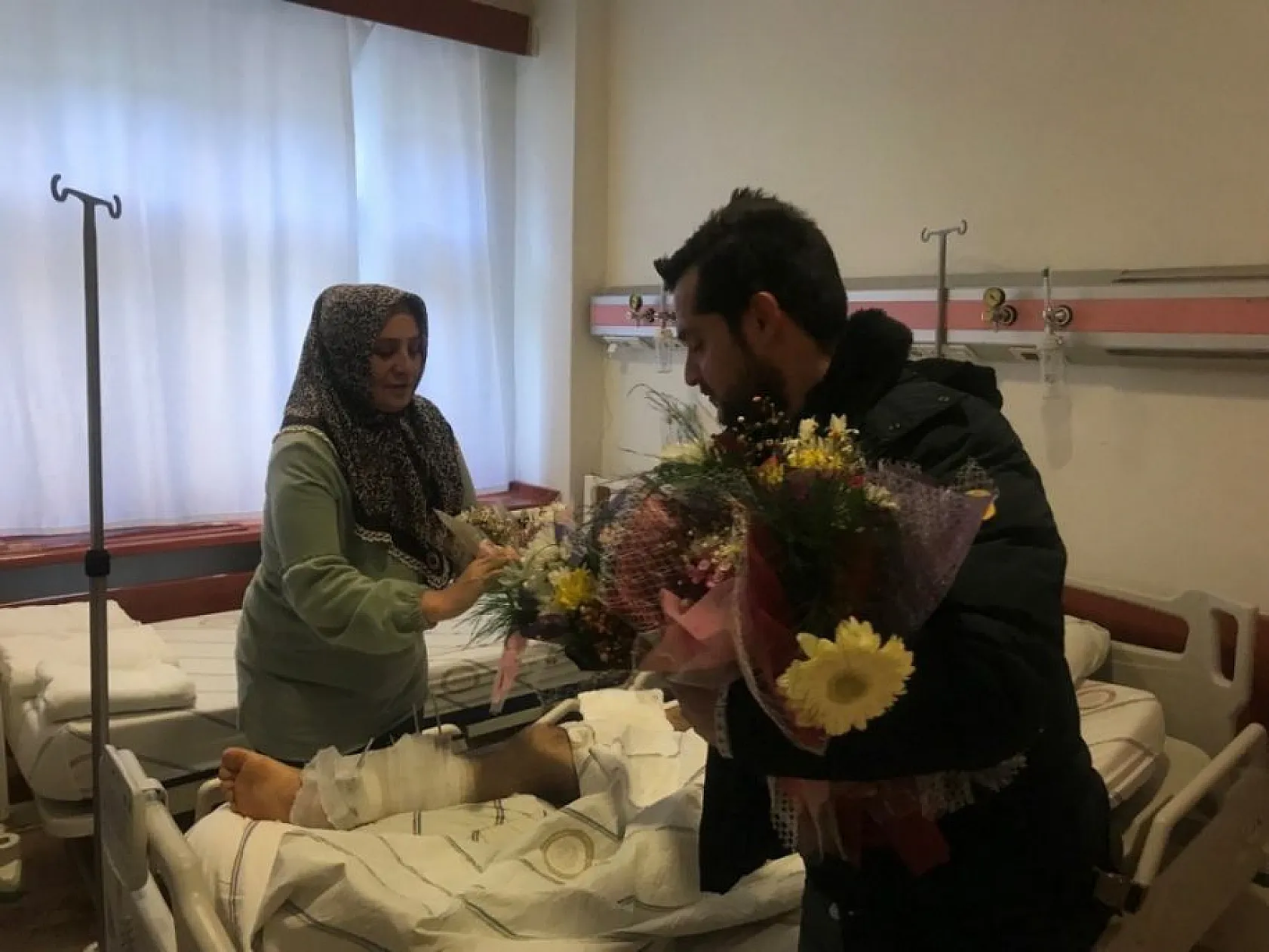 Çiçekler bu kez sevgililere değil, depremzedelere