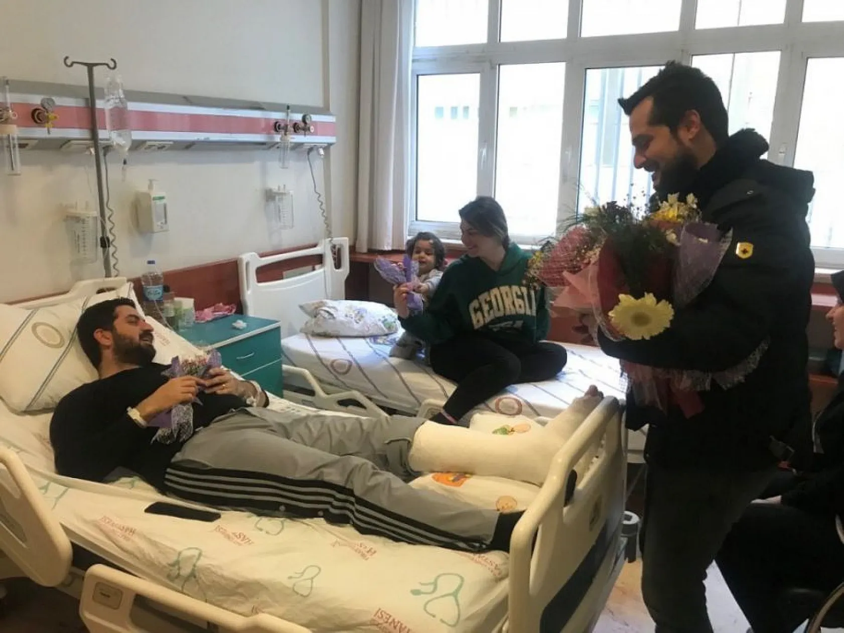 Çiçekler bu kez sevgililere değil, depremzedelere