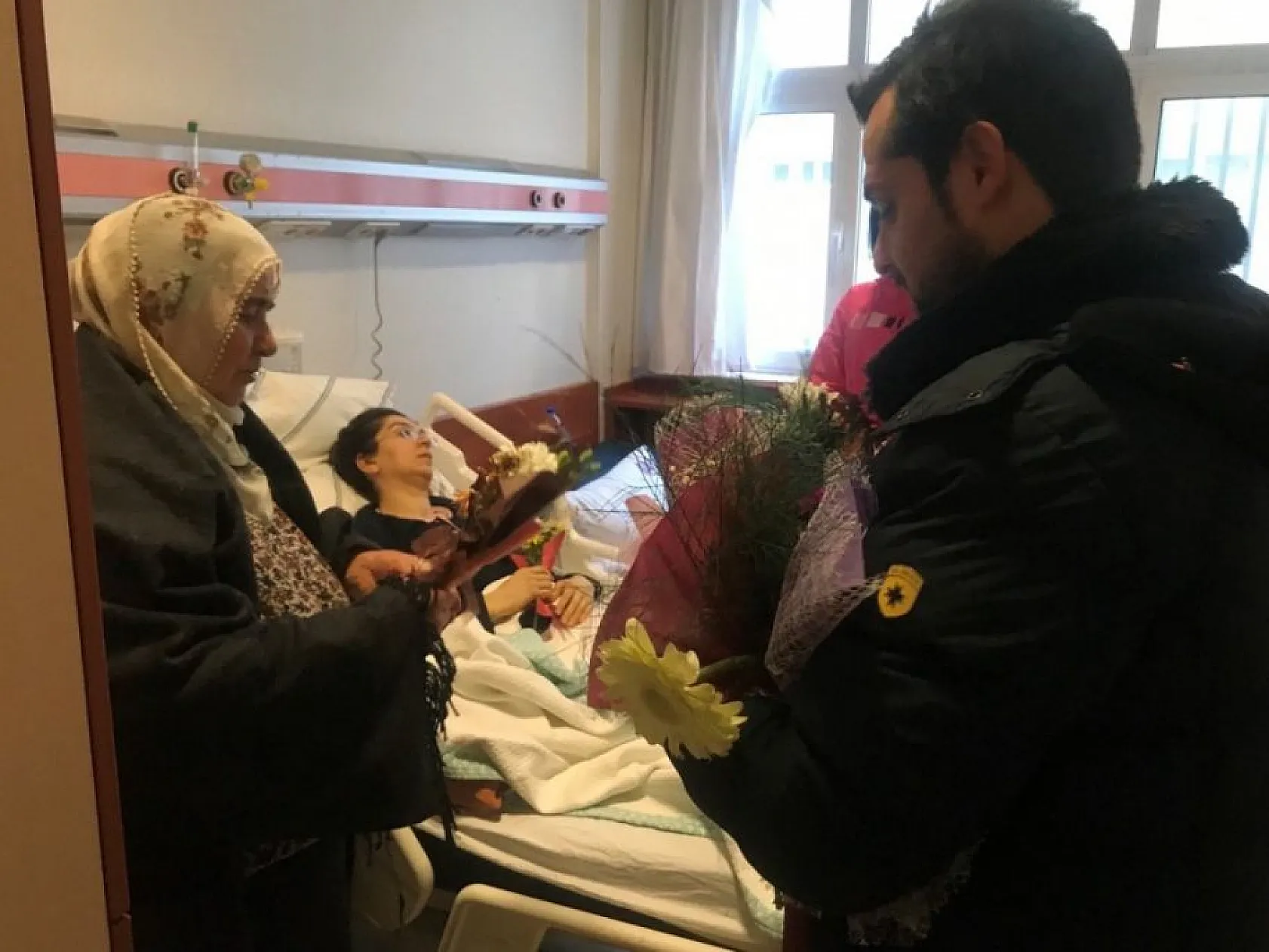 Çiçekler bu kez sevgililere değil, depremzedelere