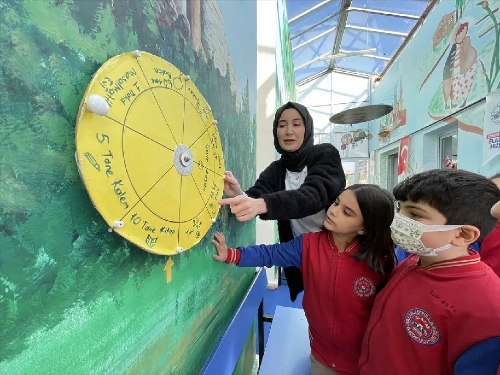 Çocuklar 'Masalmatikevi'nde masal ve oyunla matematik öğreniyor