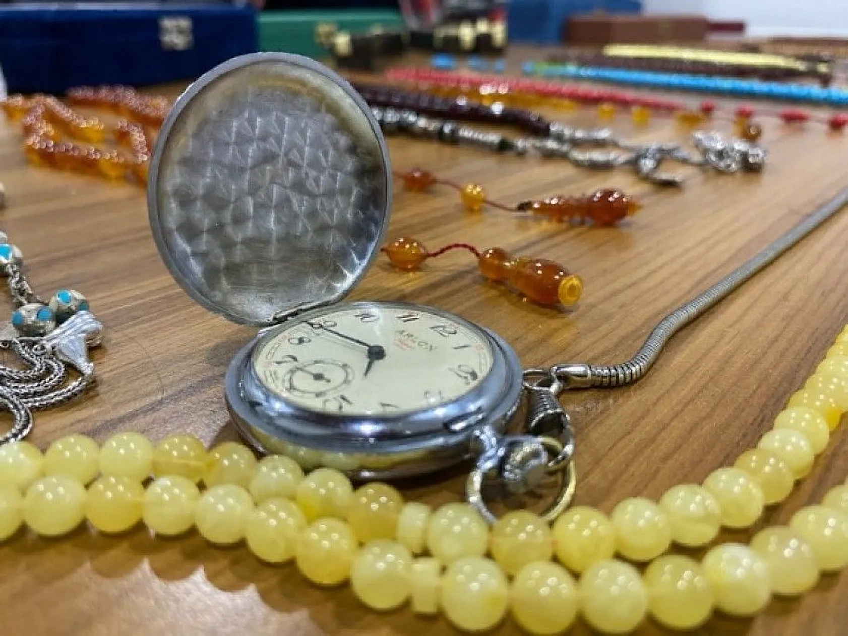 Daire fiyatına tespih koleksiyonu