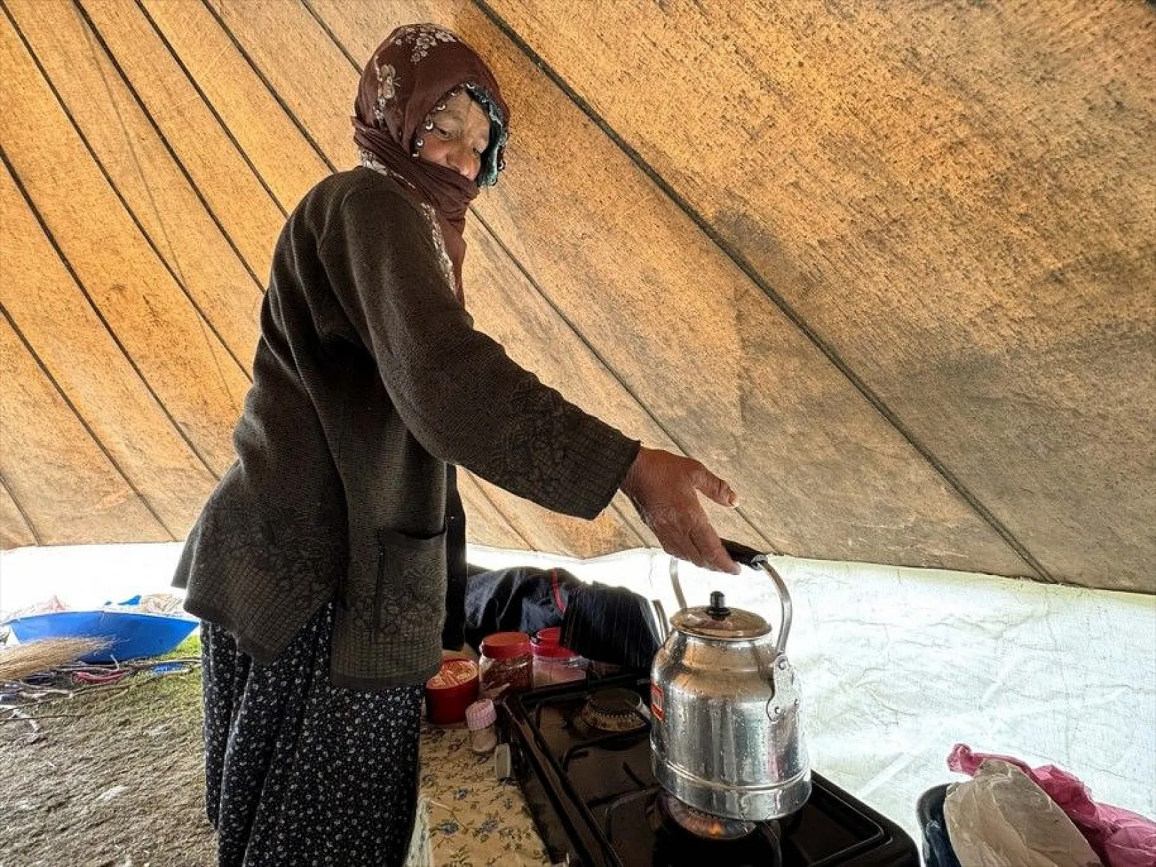 Göçer annelerin ömrü yolda ve çadırda geçiyor