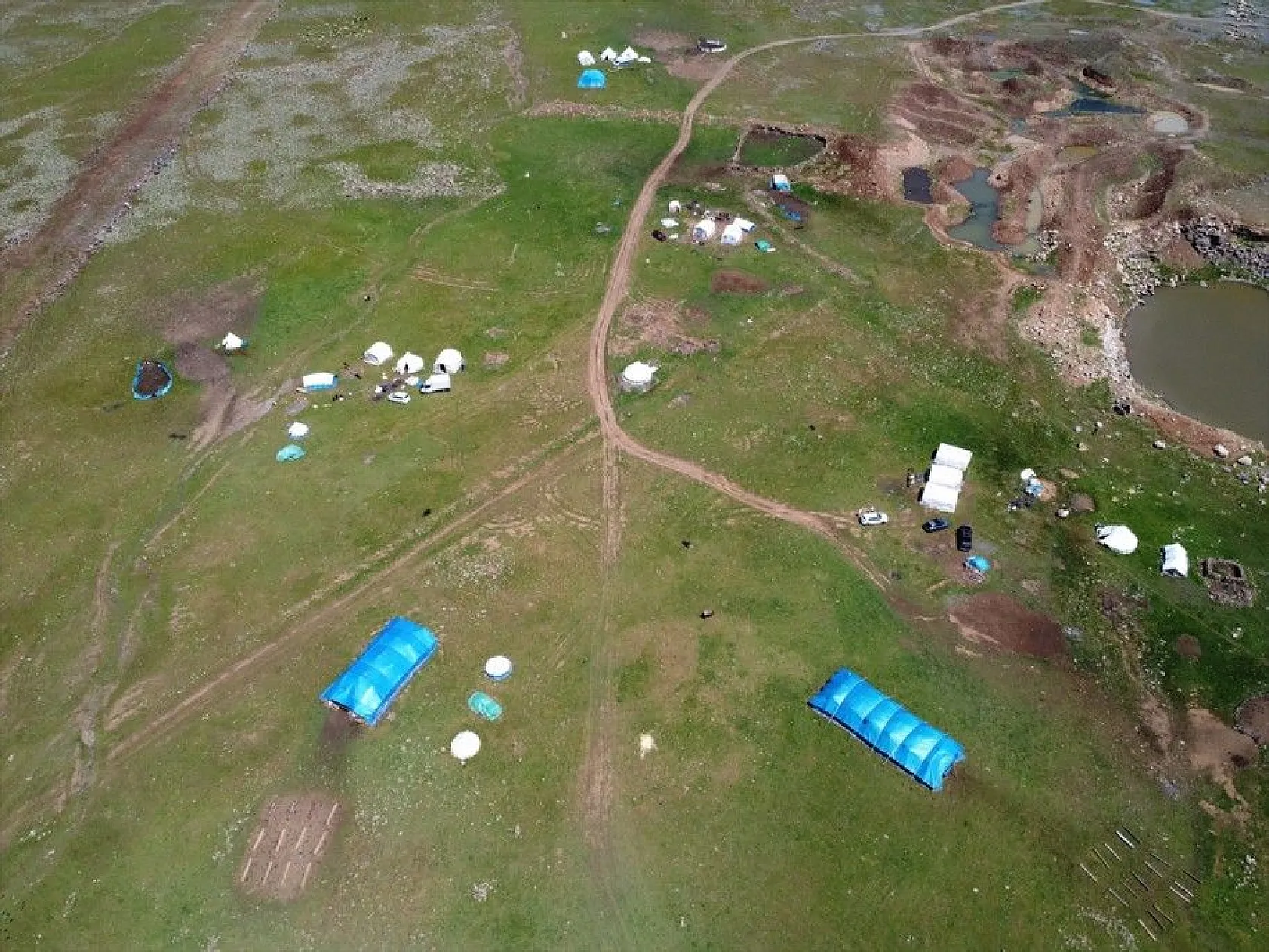 Göçer annelerin ömrü yolda ve çadırda geçiyor