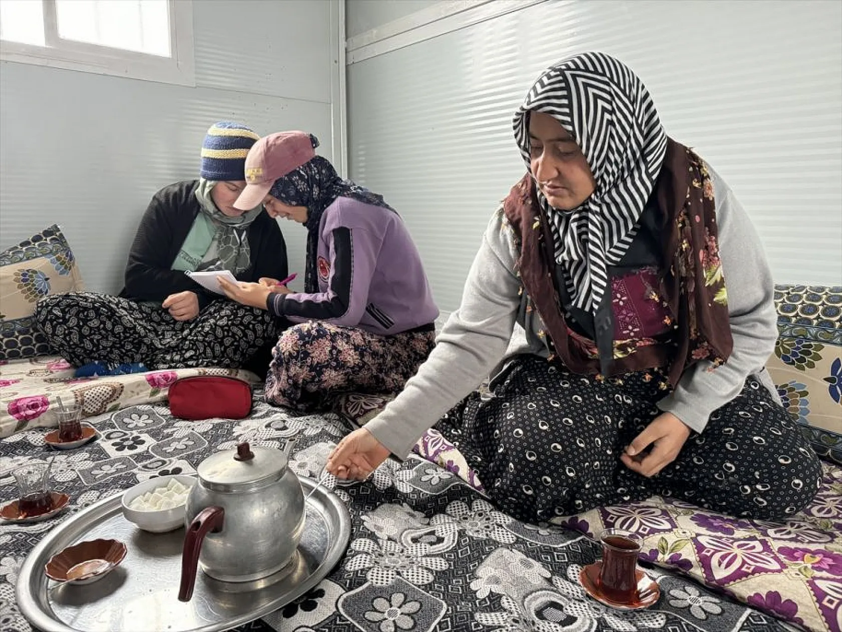 Onlarca yıllık çadır çilesi biten göçerler konteynerlere yerleşiyor