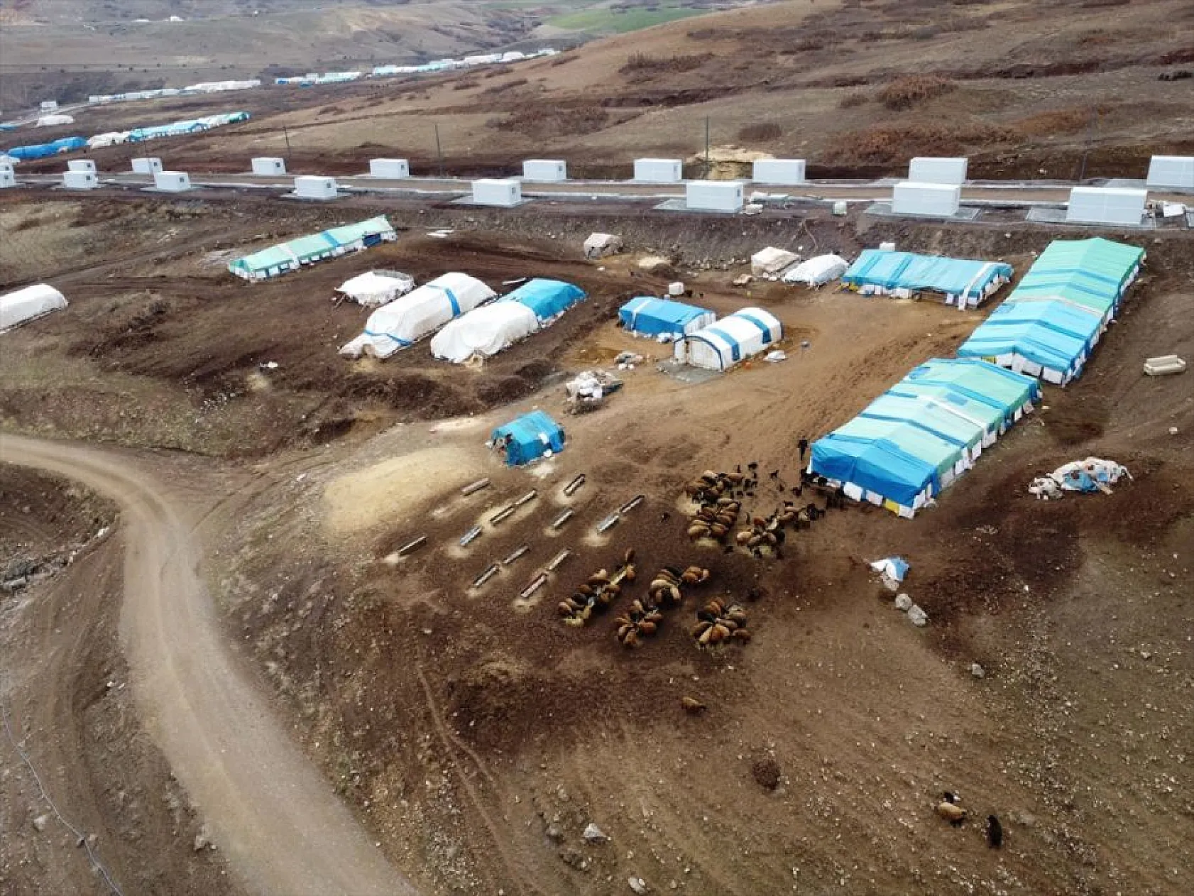 Onlarca yıllık çadır çilesi biten göçerler konteynerlere yerleşiyor