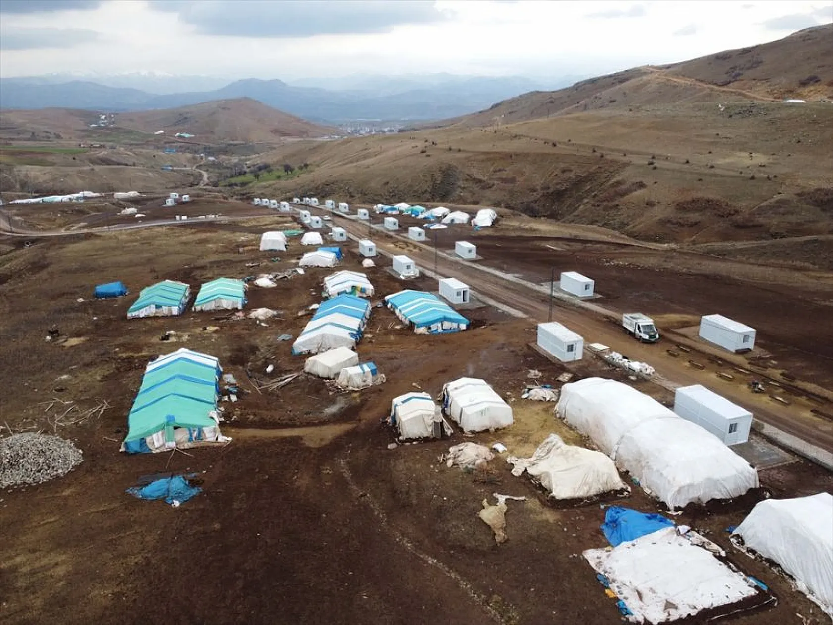 Onlarca yıllık çadır çilesi biten göçerler konteynerlere yerleşiyor