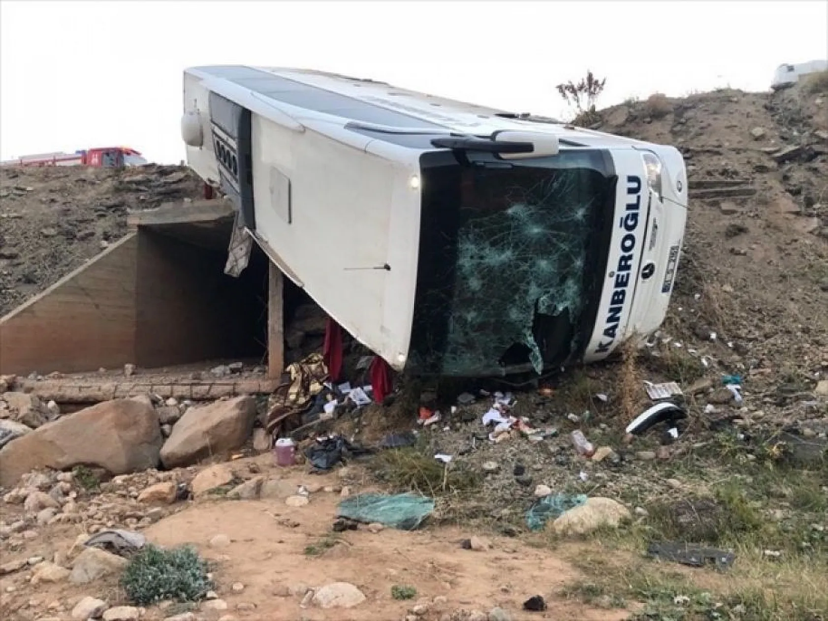 Erzurum'da yolcu otobüsü devrildi