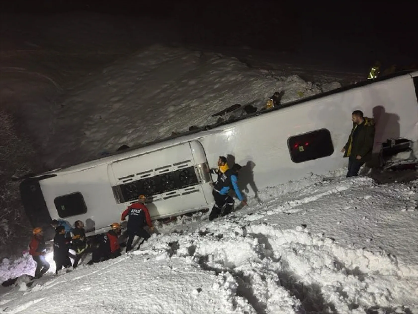 Bingöl'de yolcu otobüsü devrildi! Ölü ve yaralılar var