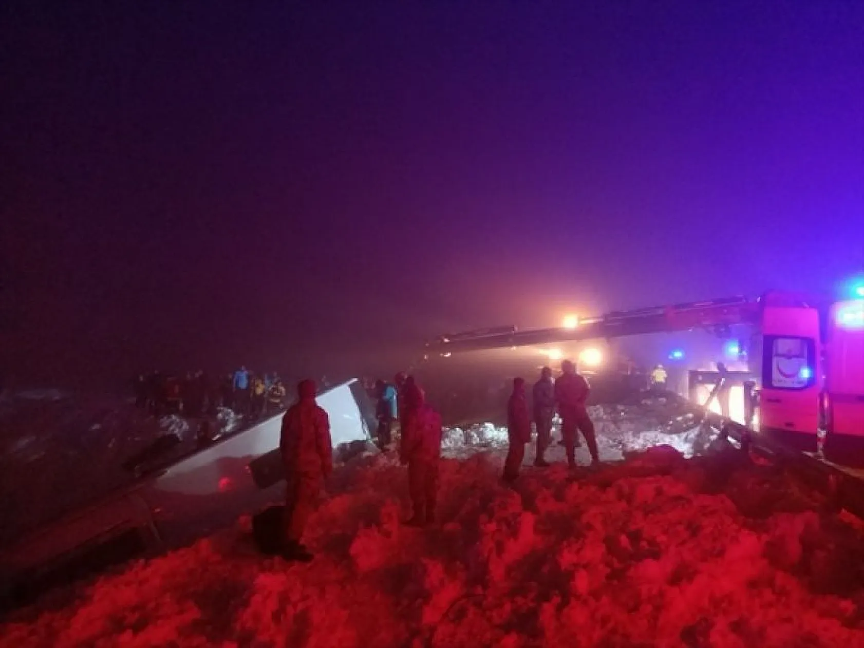 Bingöl'de yolcu otobüsü devrildi! Ölü ve yaralılar var