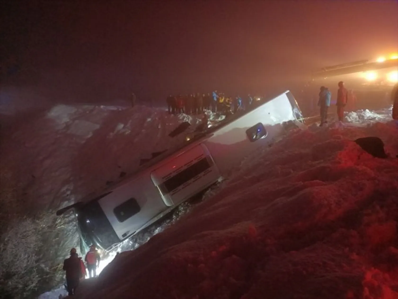 Bingöl'de yolcu otobüsü devrildi! Ölü ve yaralılar var