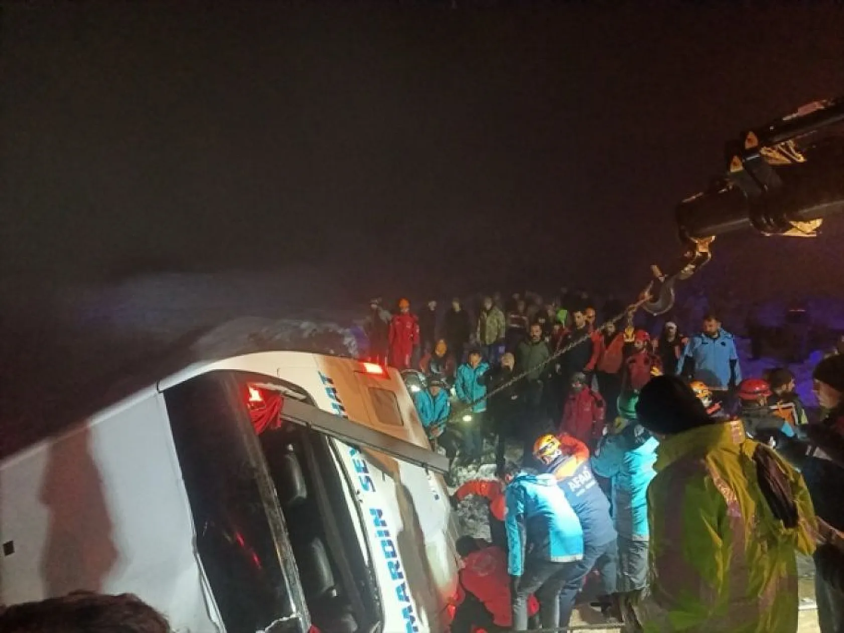 Bingöl'de yolcu otobüsü devrildi! Ölü ve yaralılar var