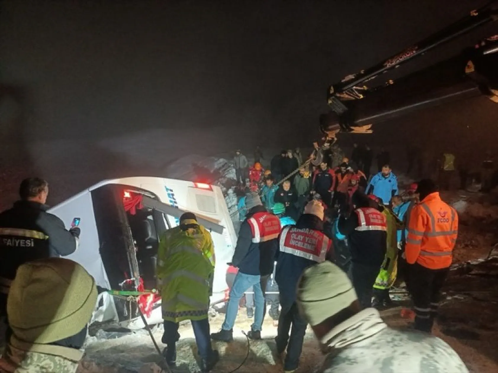 Bingöl'de yolcu otobüsü devrildi! Ölü ve yaralılar var