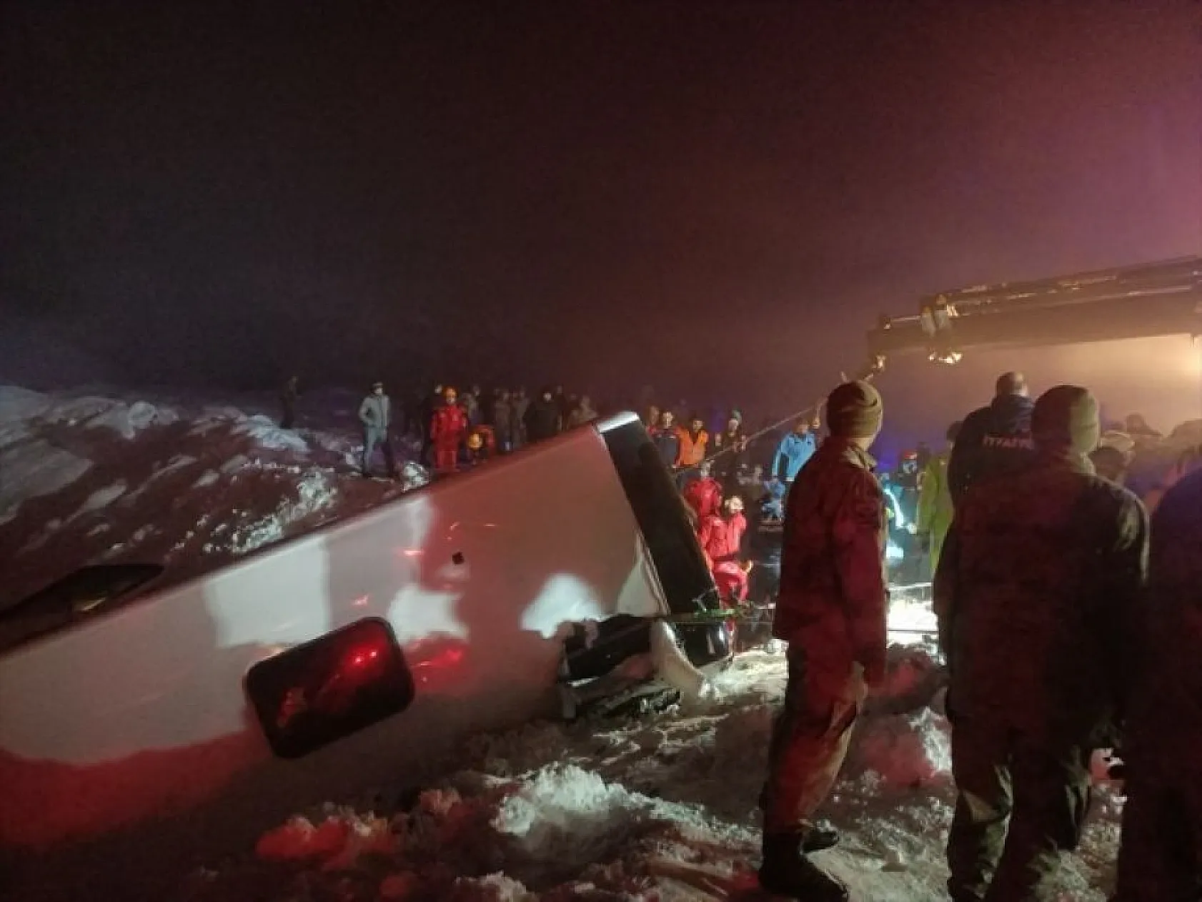 Bingöl'de yolcu otobüsü devrildi! Ölü ve yaralılar var