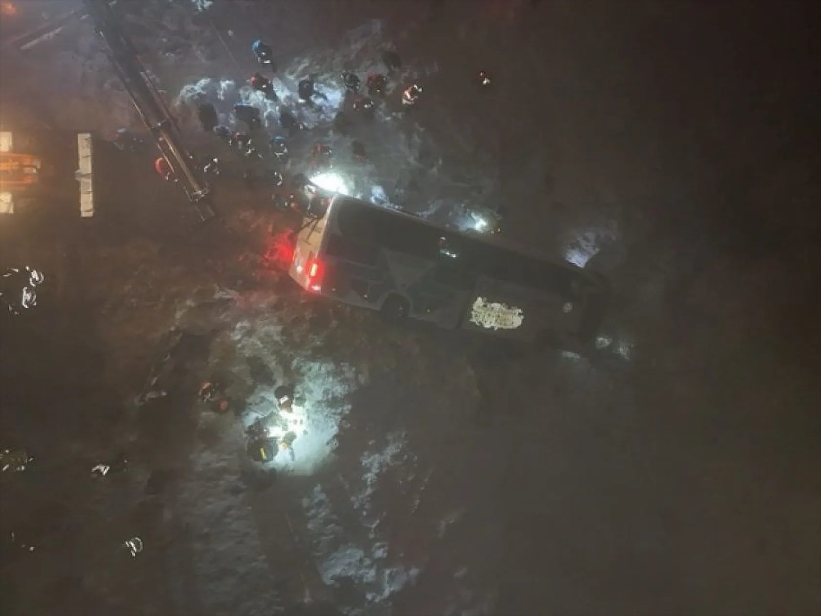 Bingöl'de yolcu otobüsü devrildi! Ölü ve yaralılar var