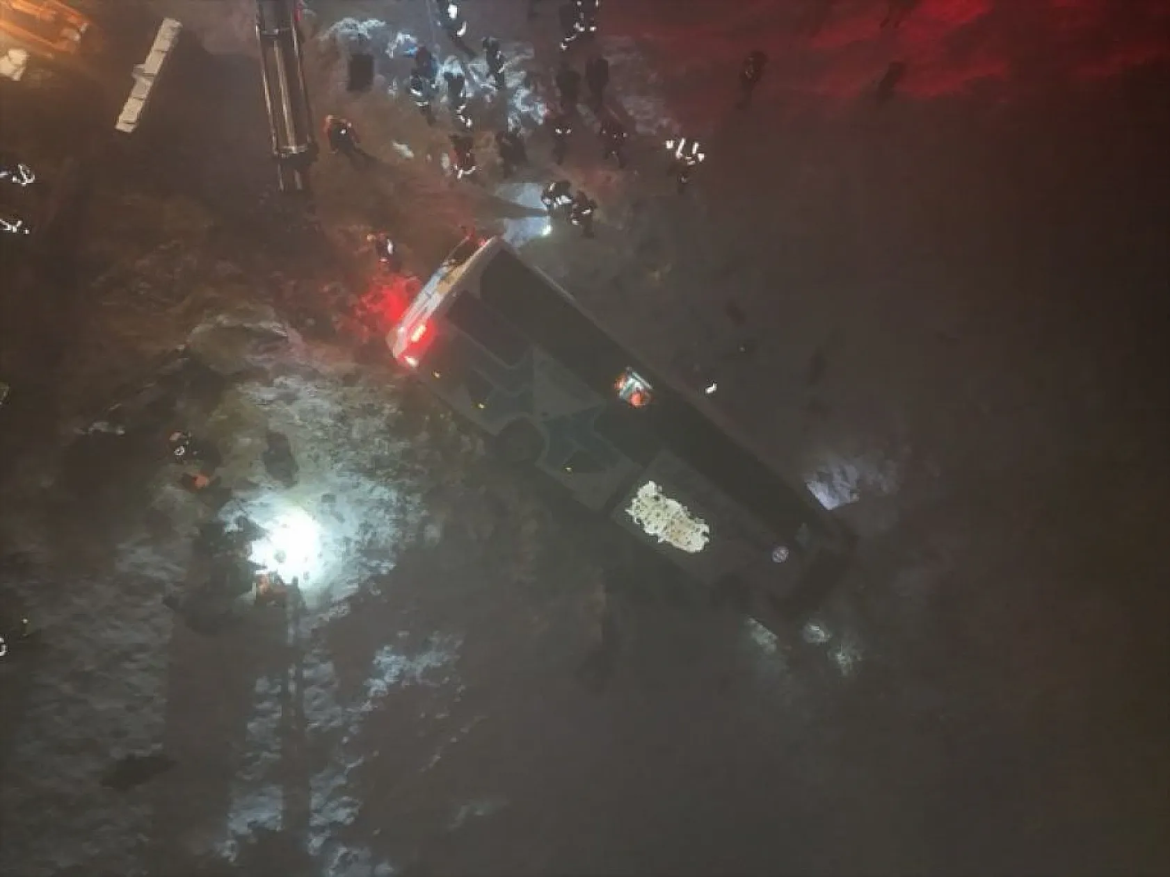 Bingöl'de yolcu otobüsü devrildi! Ölü ve yaralılar var