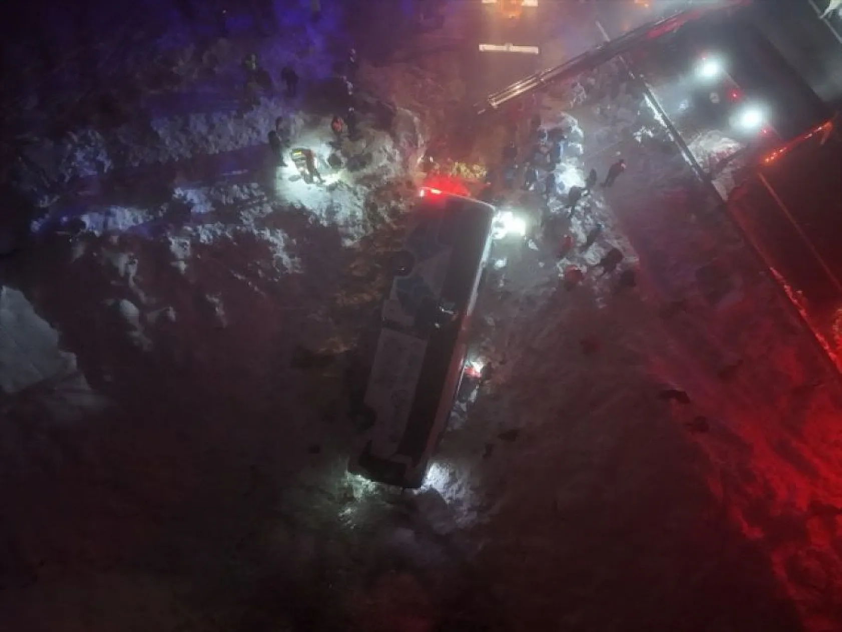 Bingöl'de yolcu otobüsü devrildi! Ölü ve yaralılar var