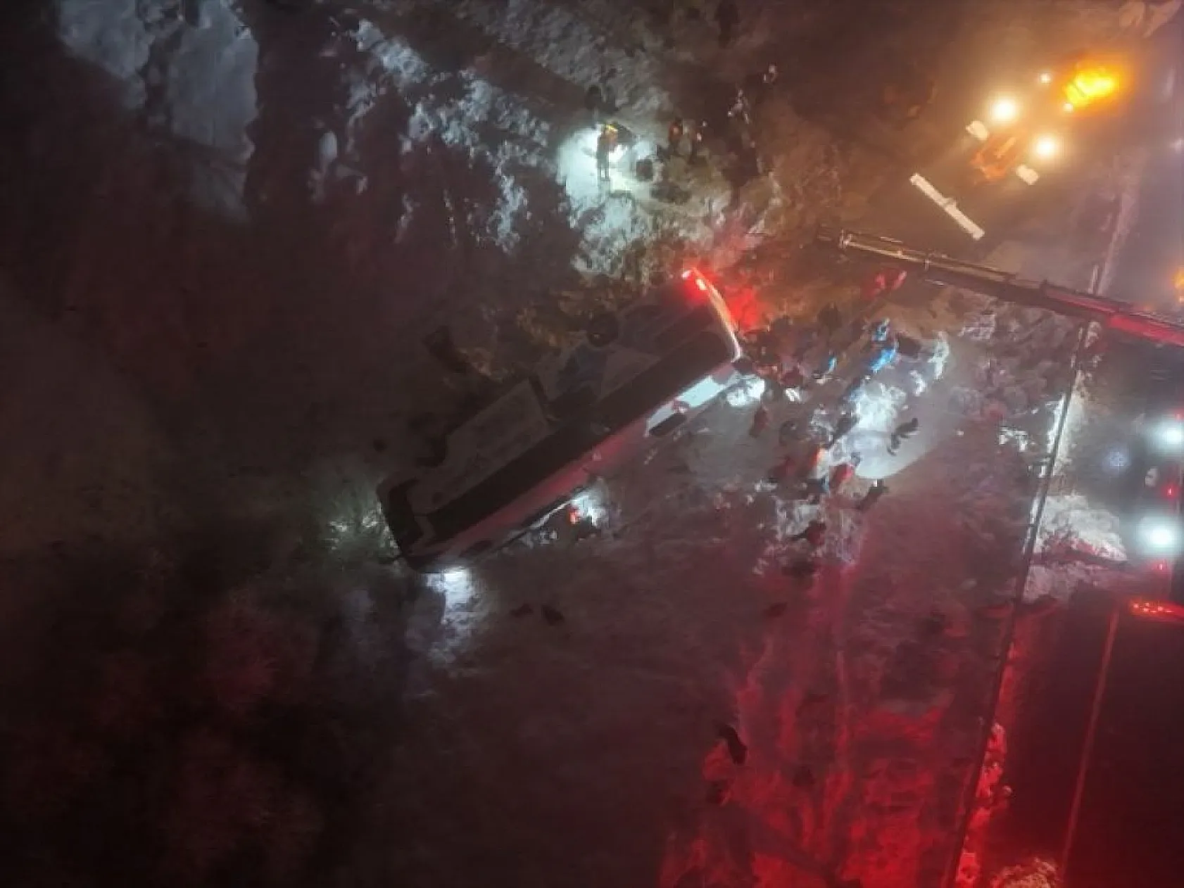 Bingöl'de yolcu otobüsü devrildi! Ölü ve yaralılar var