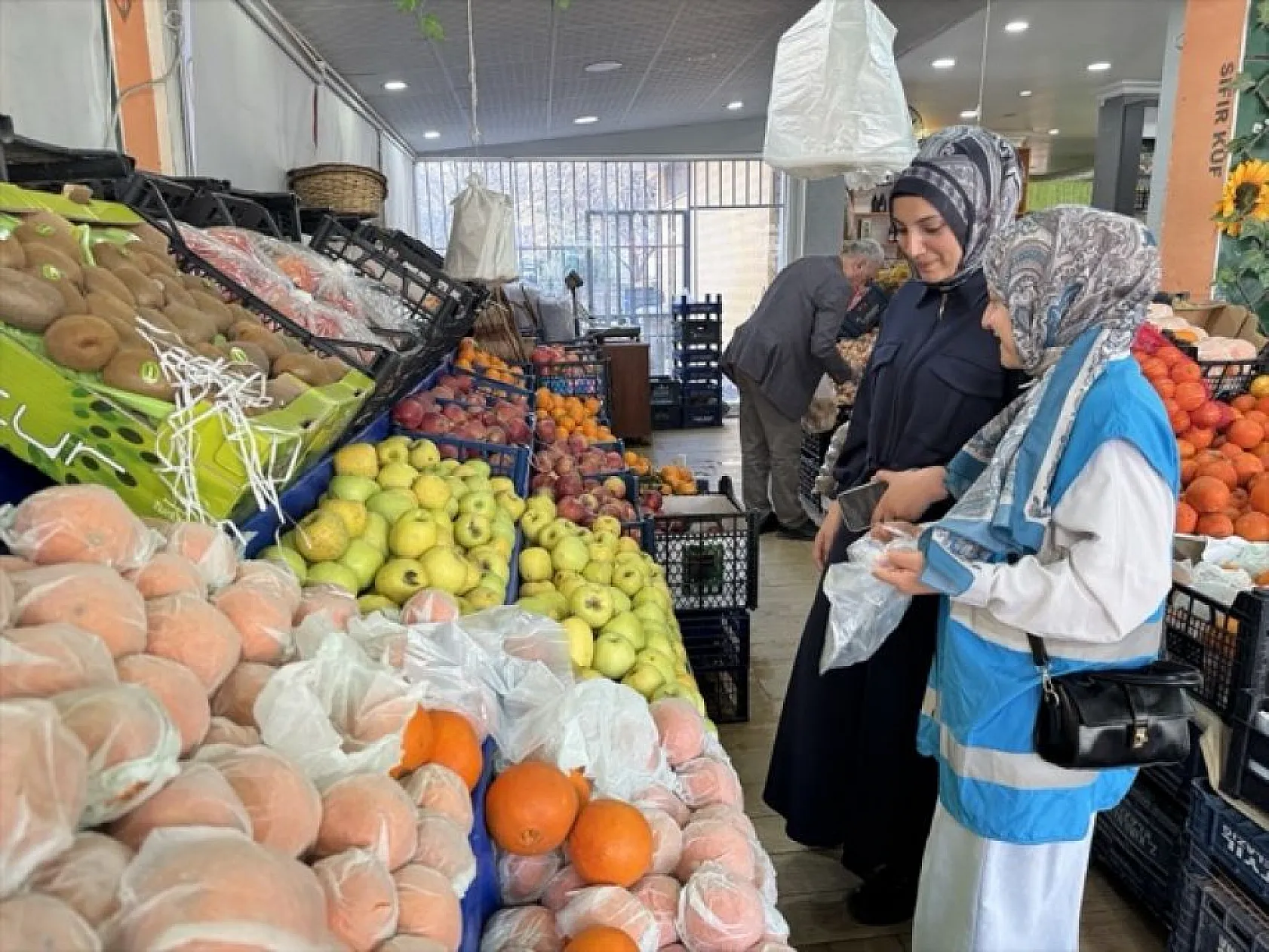 Üniversiteli gençler yaşlıların iftar sofralarını hazırlıyor