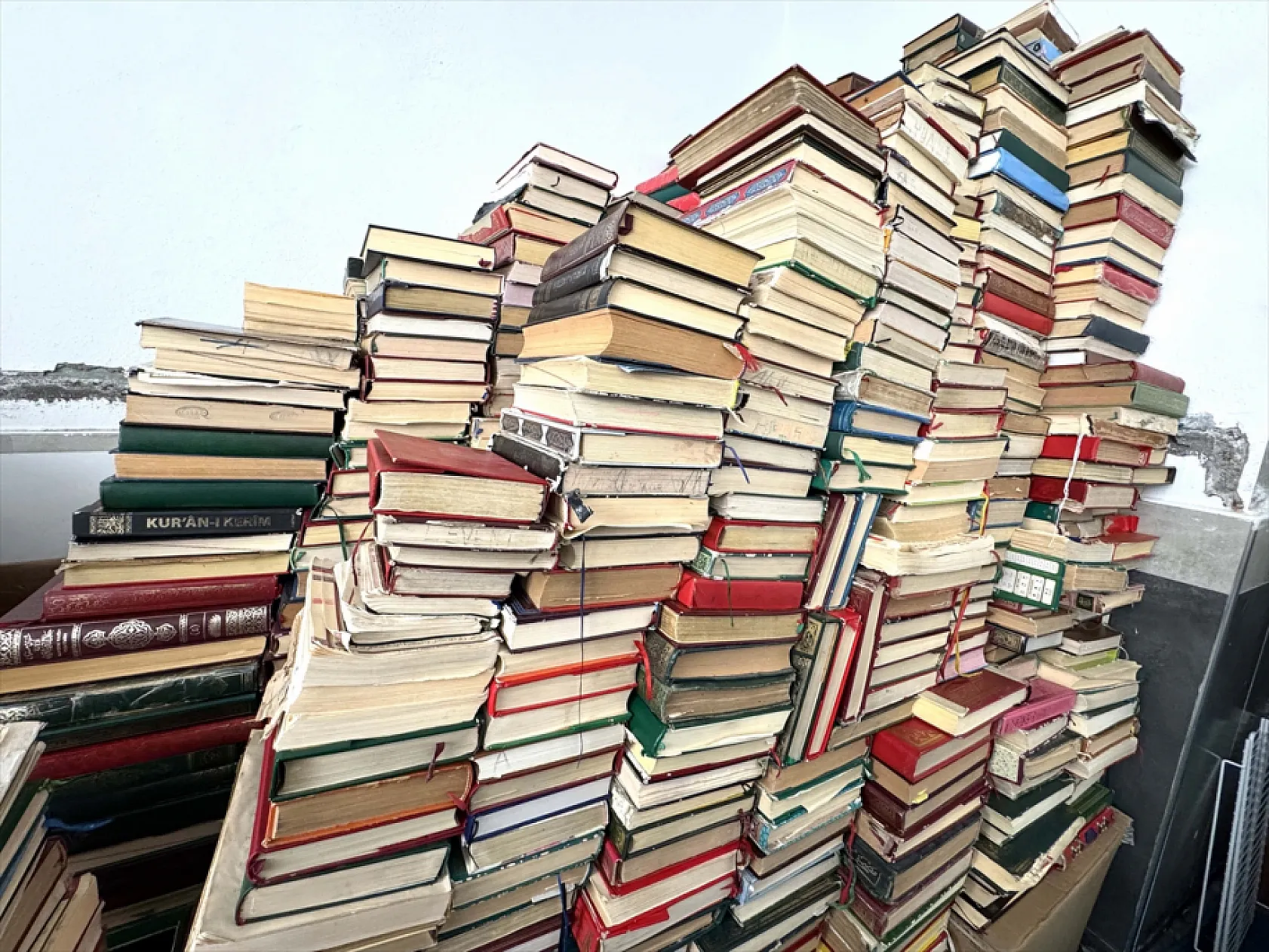 Şehit oğlunun hayrına Kur'an-ı Kerim onarıyor