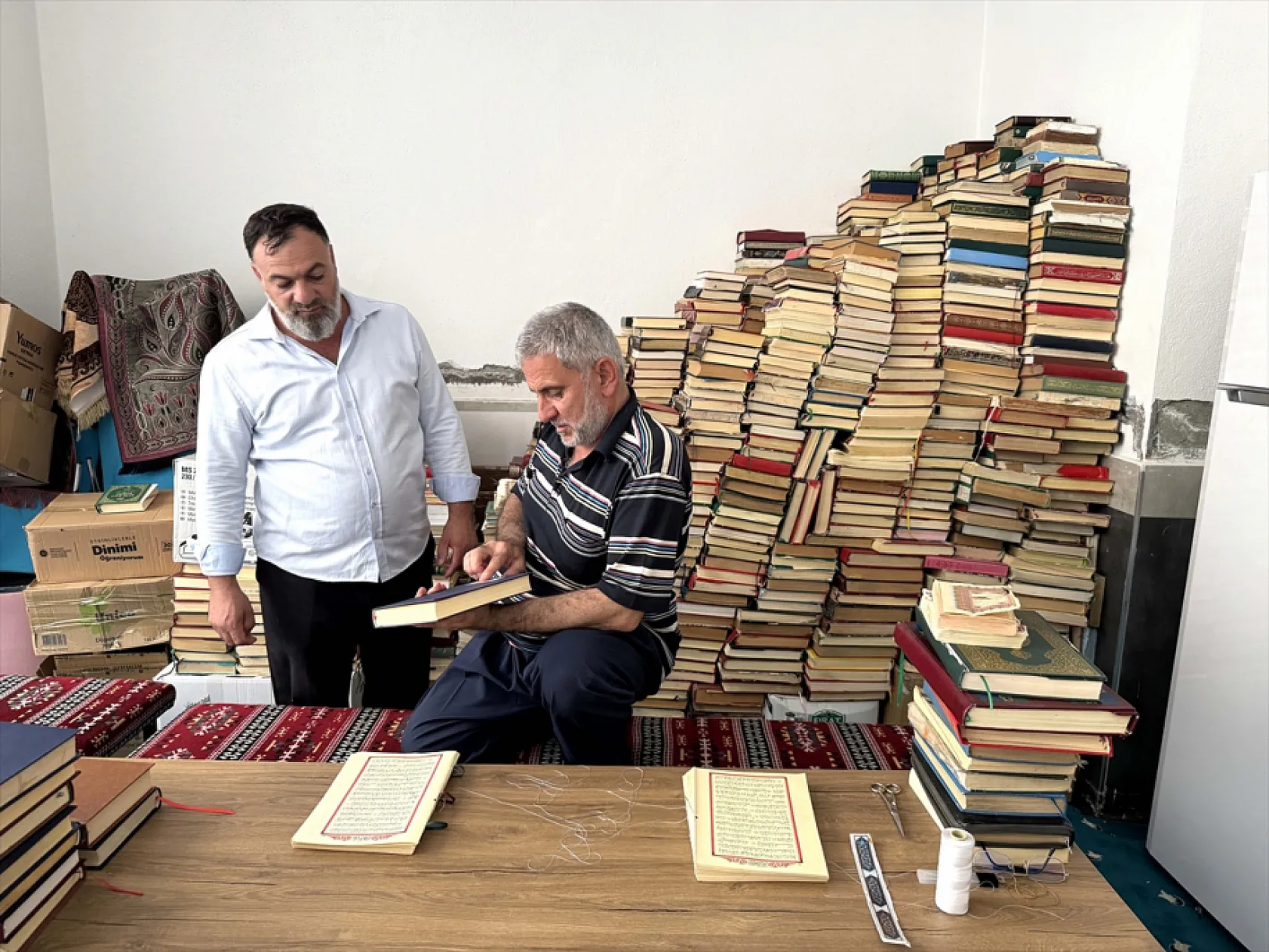 Şehit oğlunun hayrına Kur'an-ı Kerim onarıyor