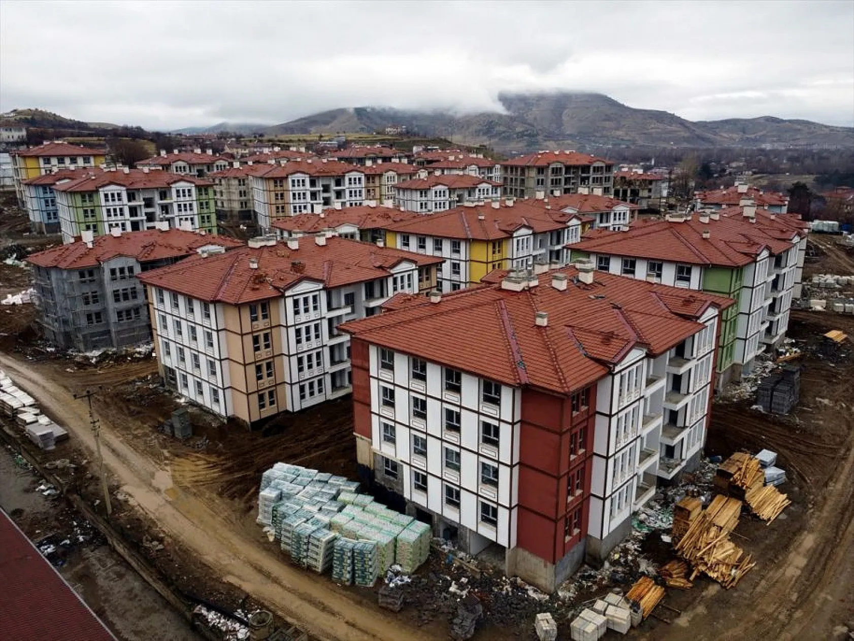 Sivrice'nin çehresi dirençli konutlarla değişiyor