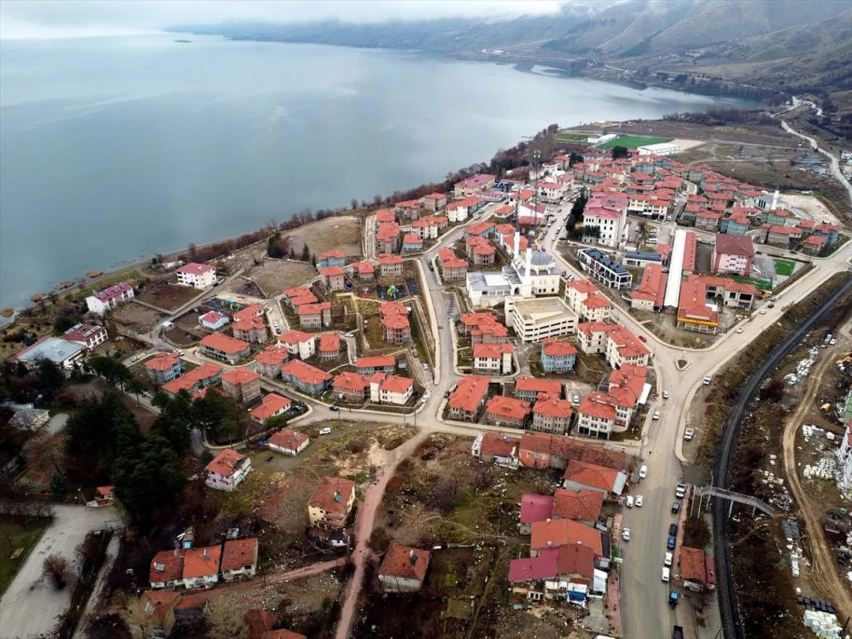 Sivrice'nin çehresi dirençli konutlarla değişiyor