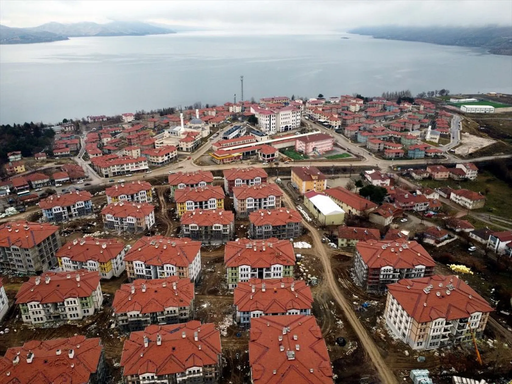 Sivrice'nin çehresi dirençli konutlarla değişiyor