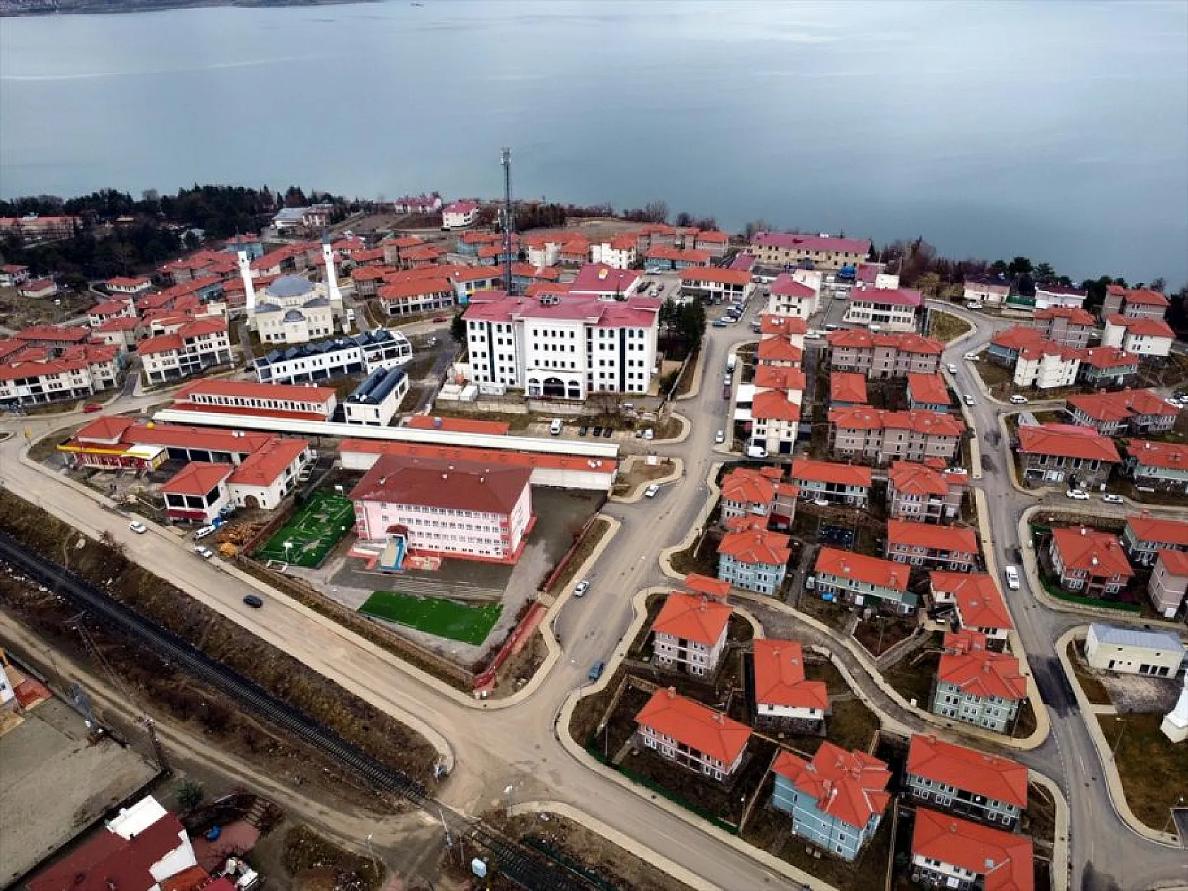 Sivrice'nin çehresi dirençli konutlarla değişiyor