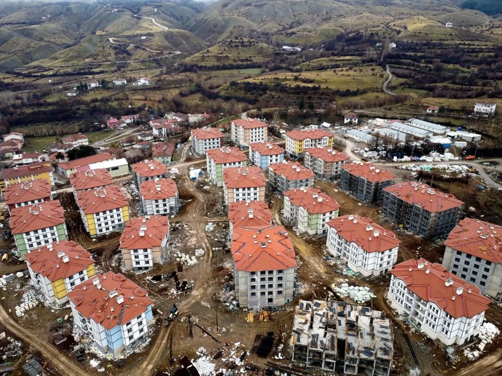 Sivrice'nin çehresi dirençli konutlarla değişiyor