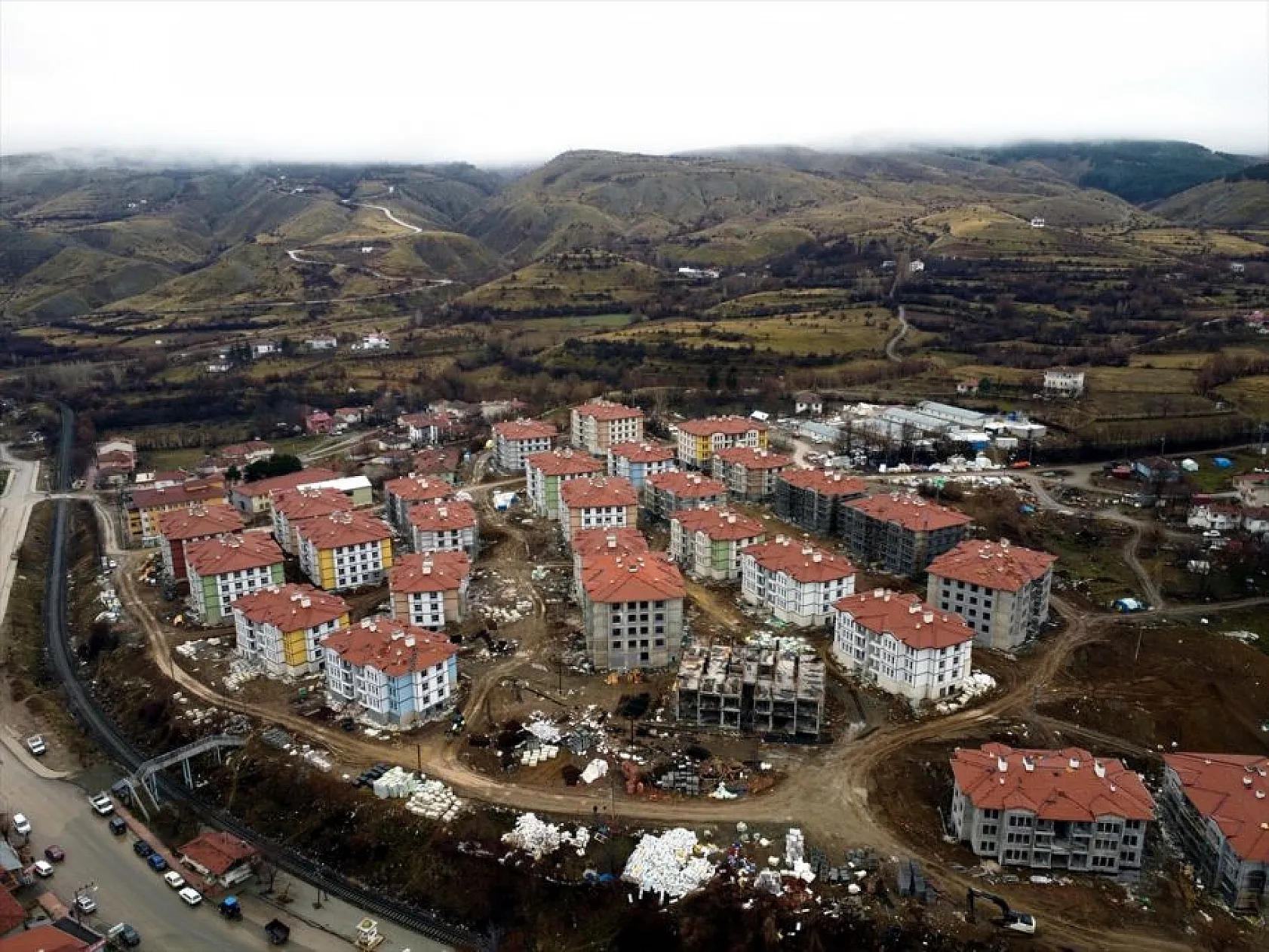 Sivrice'nin çehresi dirençli konutlarla değişiyor