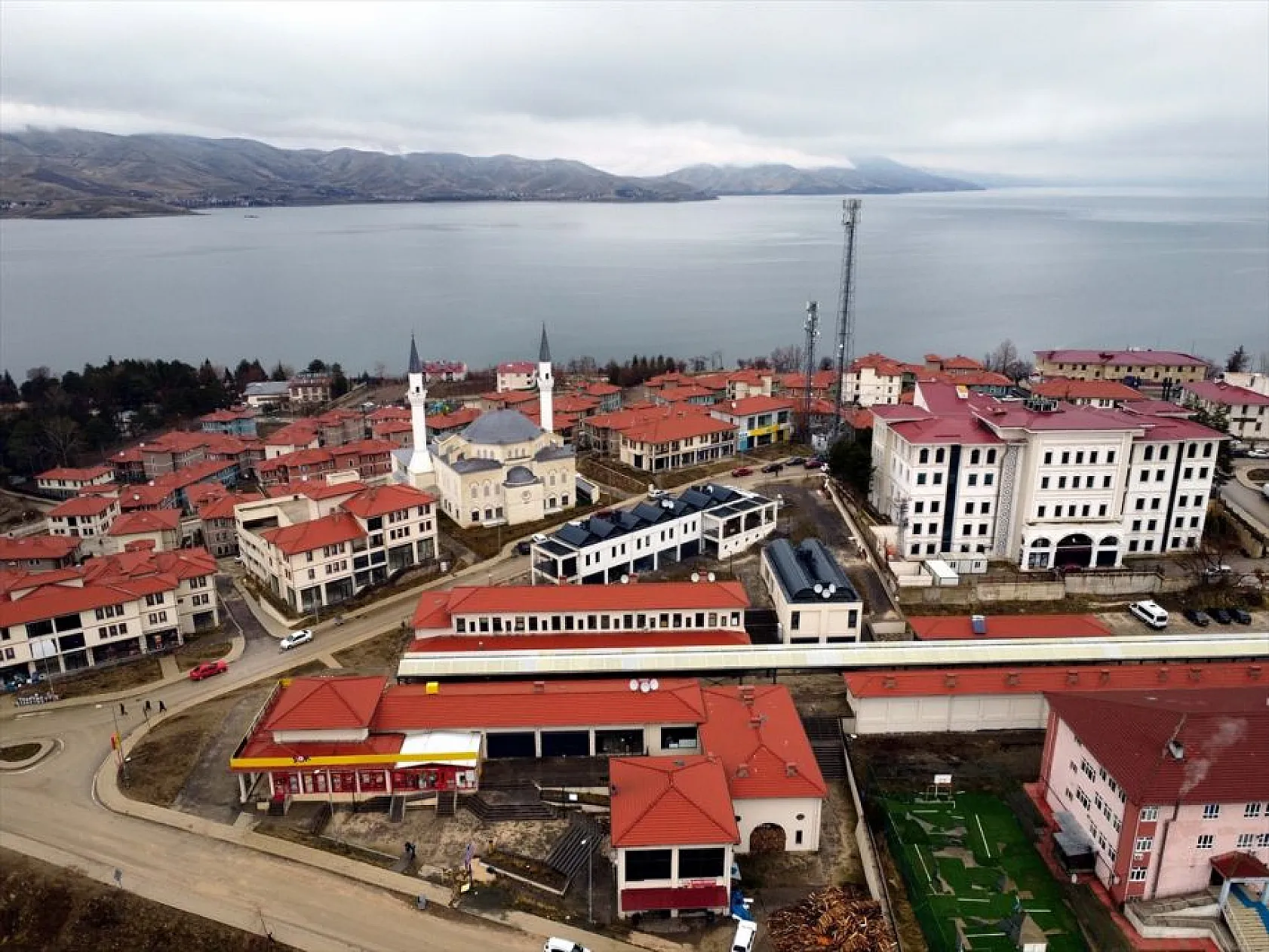 Sivrice'nin çehresi dirençli konutlarla değişiyor