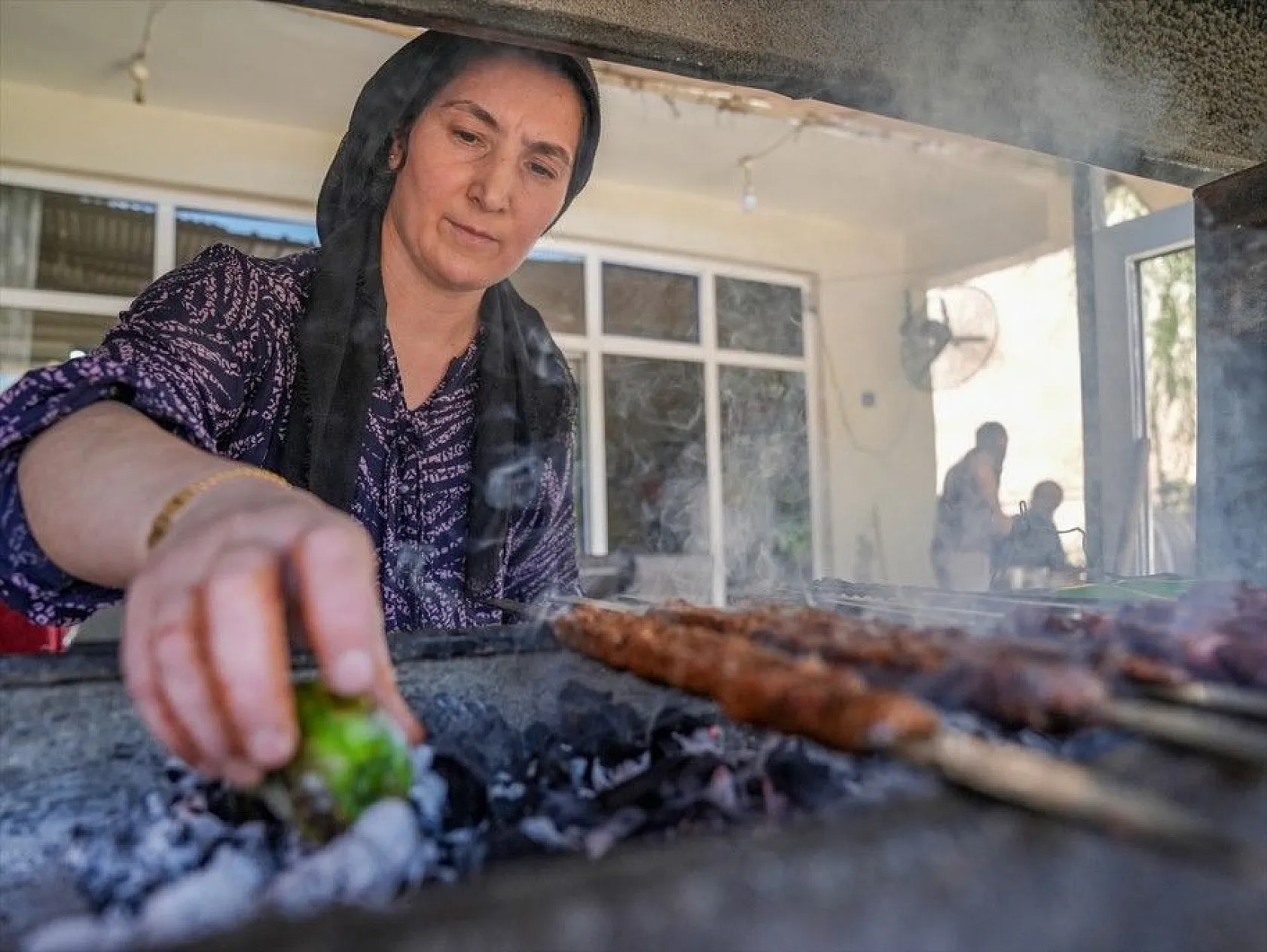 'Ciğerci Perihan abla' müşterileri için ocağın başına geçiyor