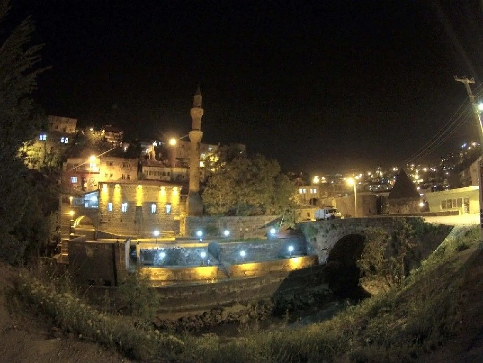 7 bin yıllık Bitlis'in gece görüntüsü göz kamaştırıyor