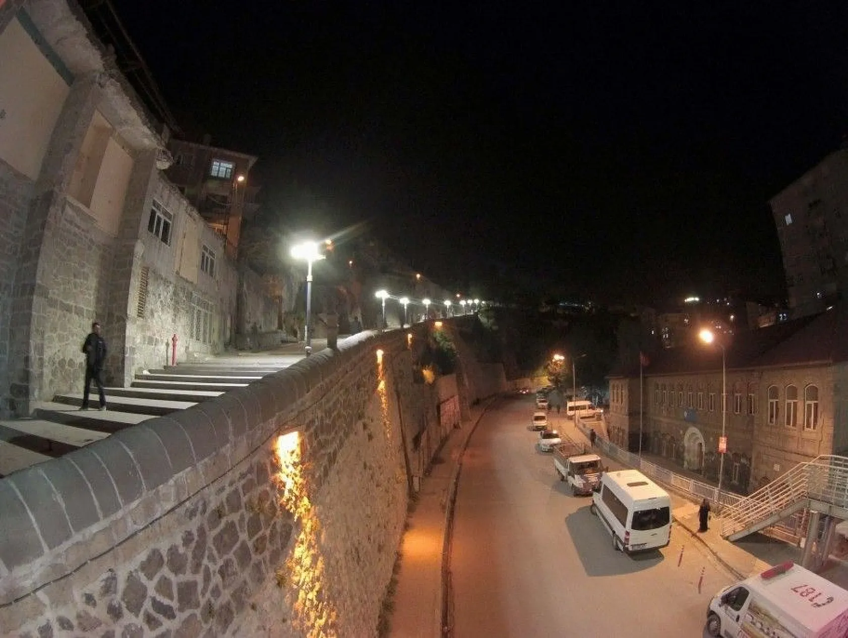 7 bin yıllık Bitlis'in gece görüntüsü göz kamaştırıyor