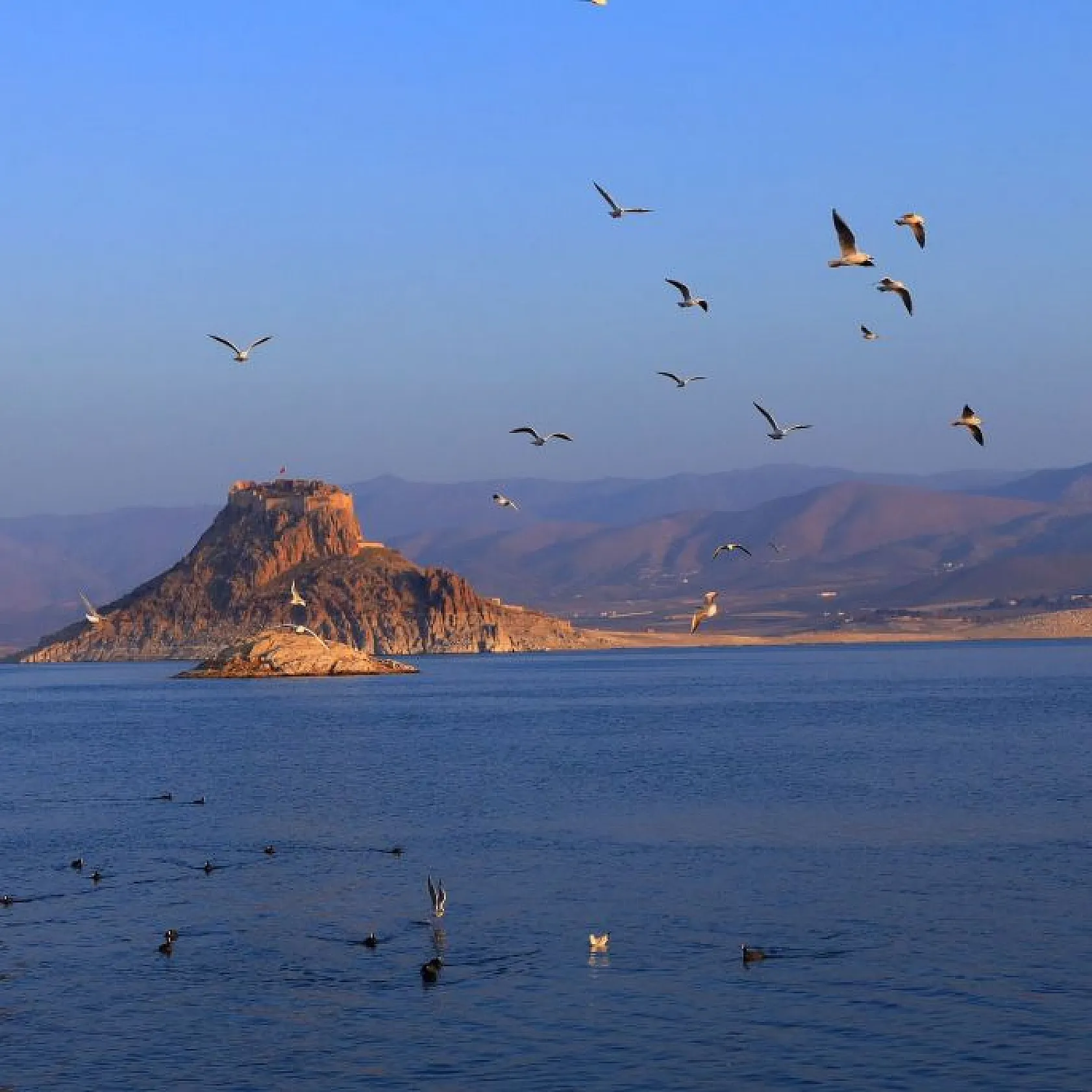 Pertek Kalesi eşsiz görüntüsüyle büyülüyor