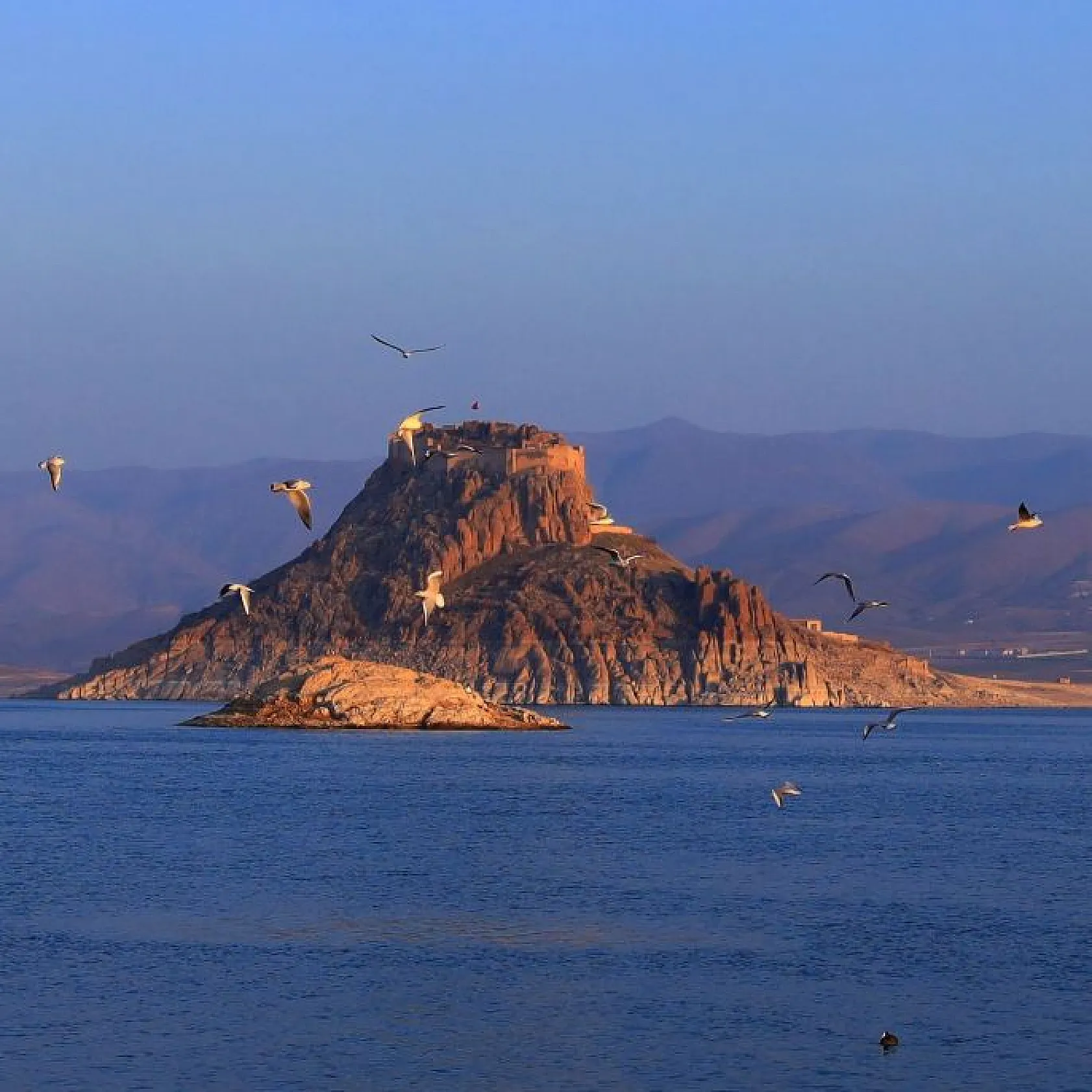 Pertek Kalesi eşsiz görüntüsüyle büyülüyor