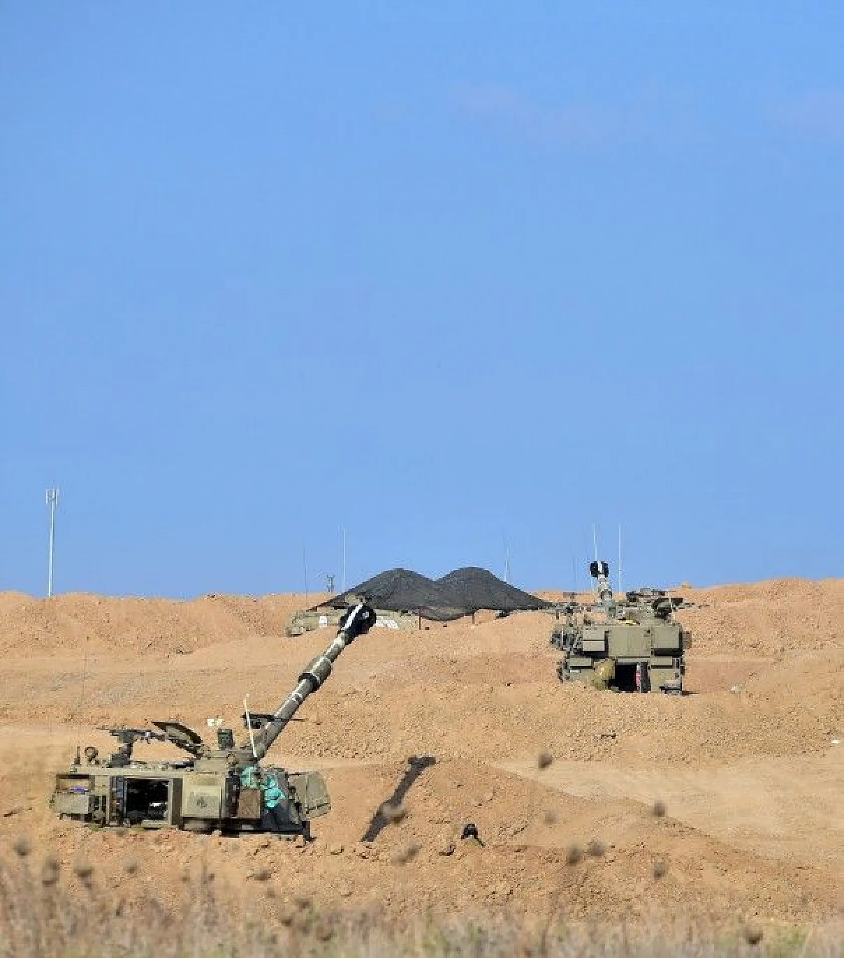 Gazze sınırında tank hareketliliği