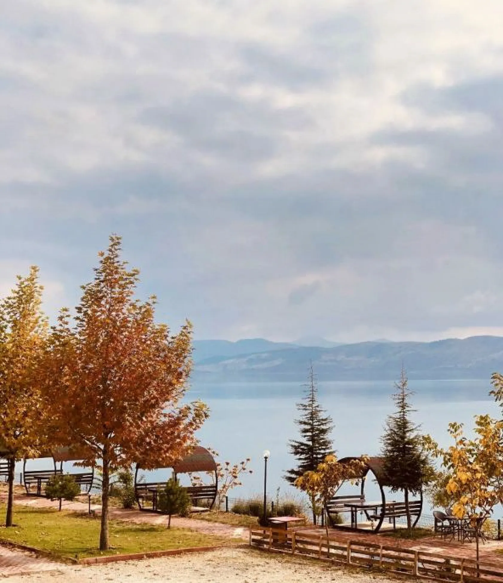 Hazar Gölünde sonbahar güzelliği