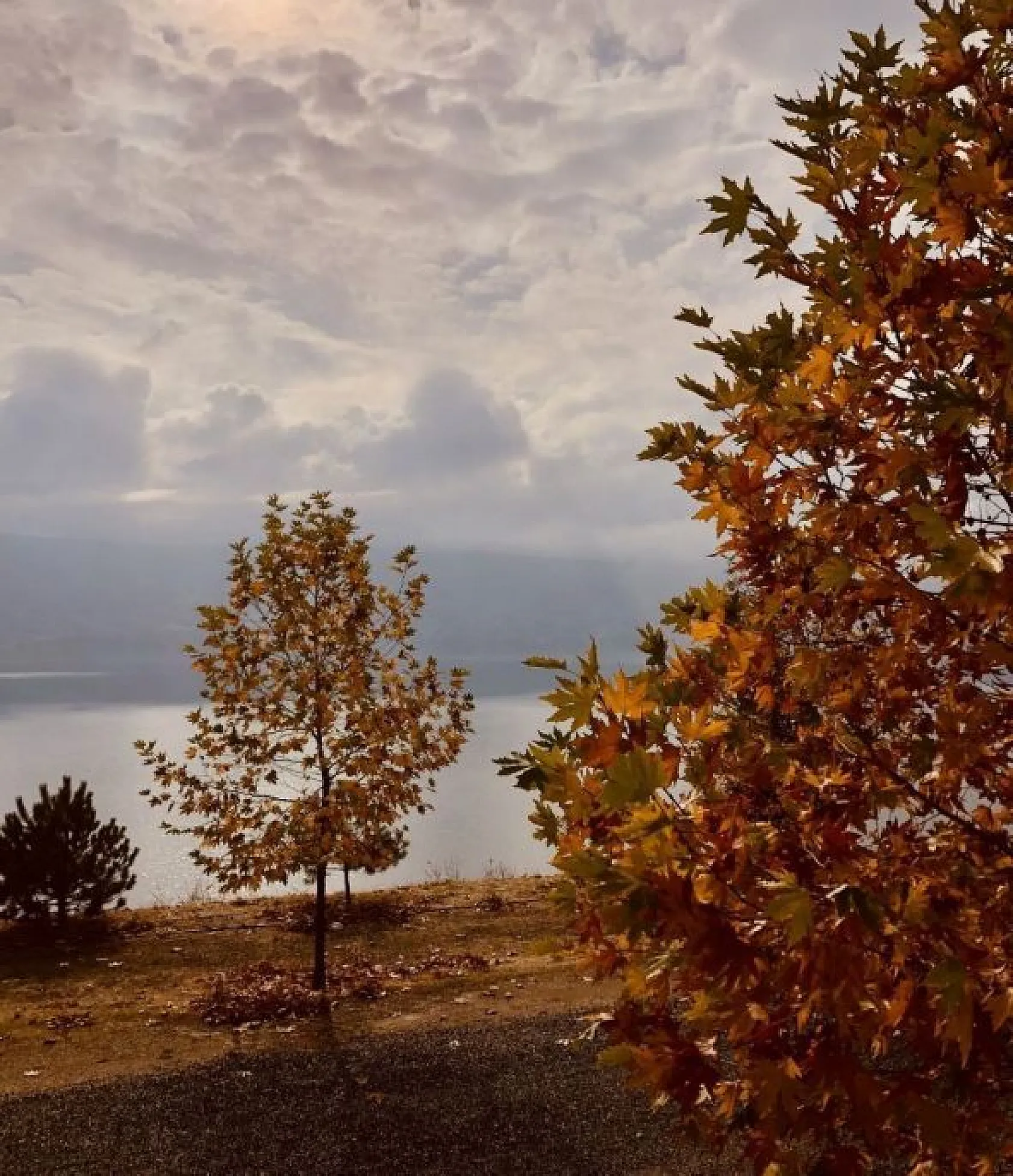 Hazar Gölünde sonbahar güzelliği