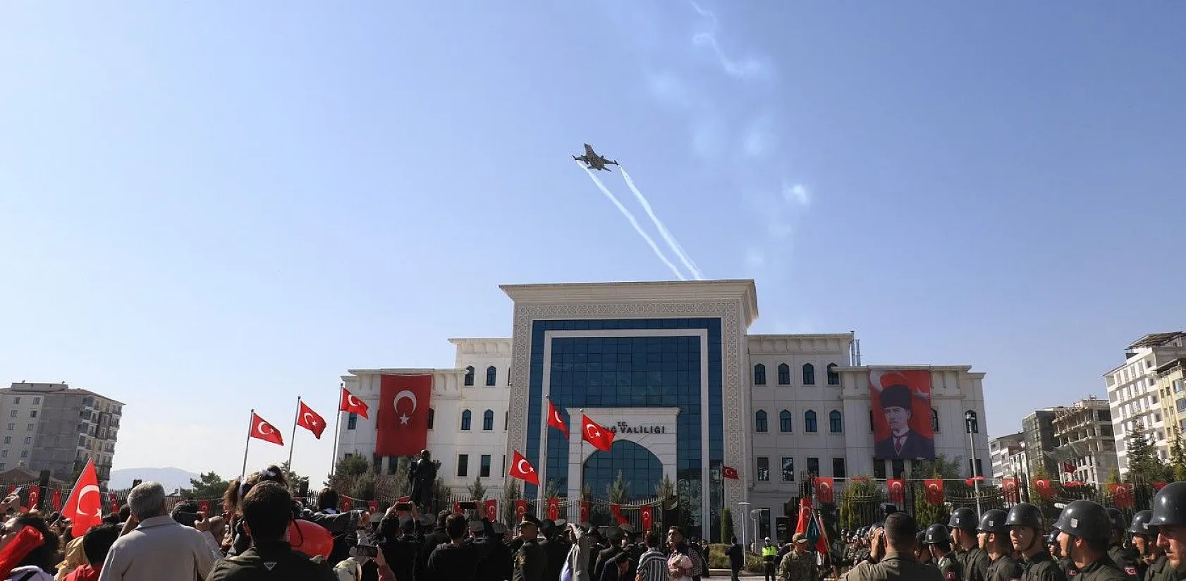 SOLOTÜRK Elazığ'ı selamladı