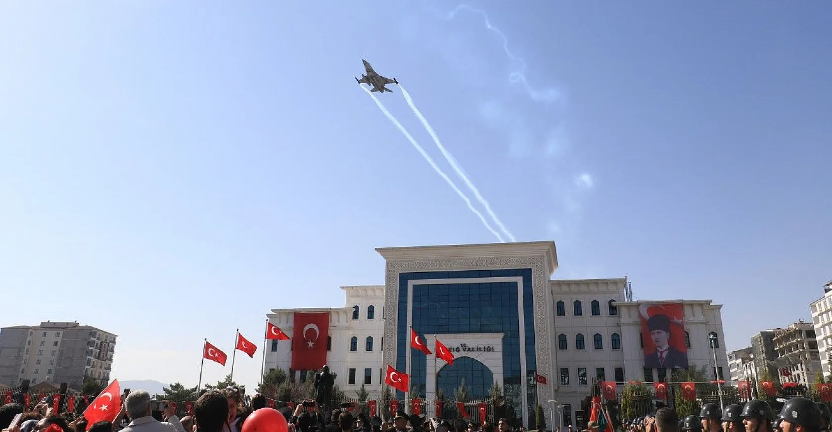 SOLOTÜRK Elazığ'ı selamladı