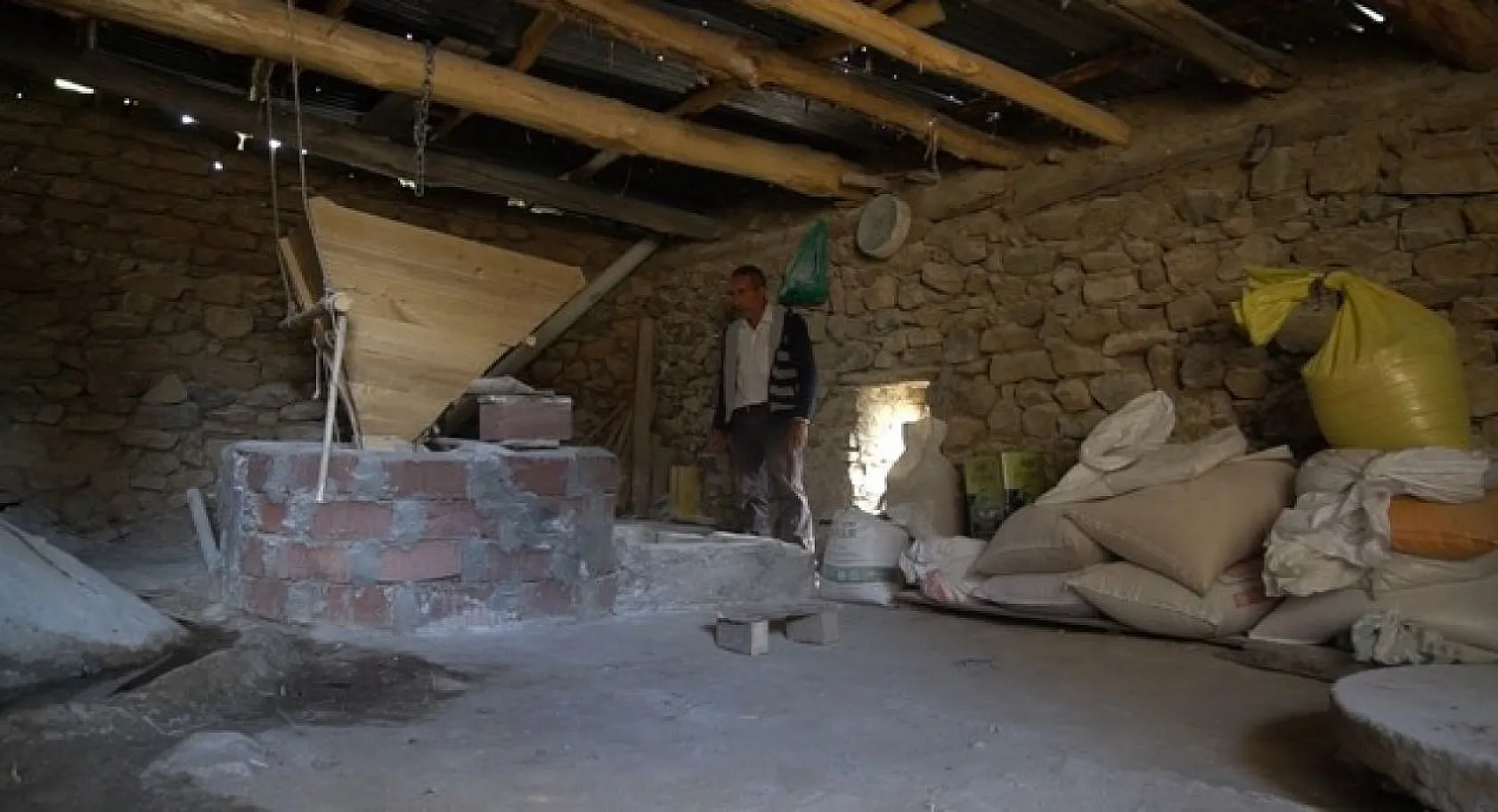 Asırlık değirmenin mirasını sürdürüyor